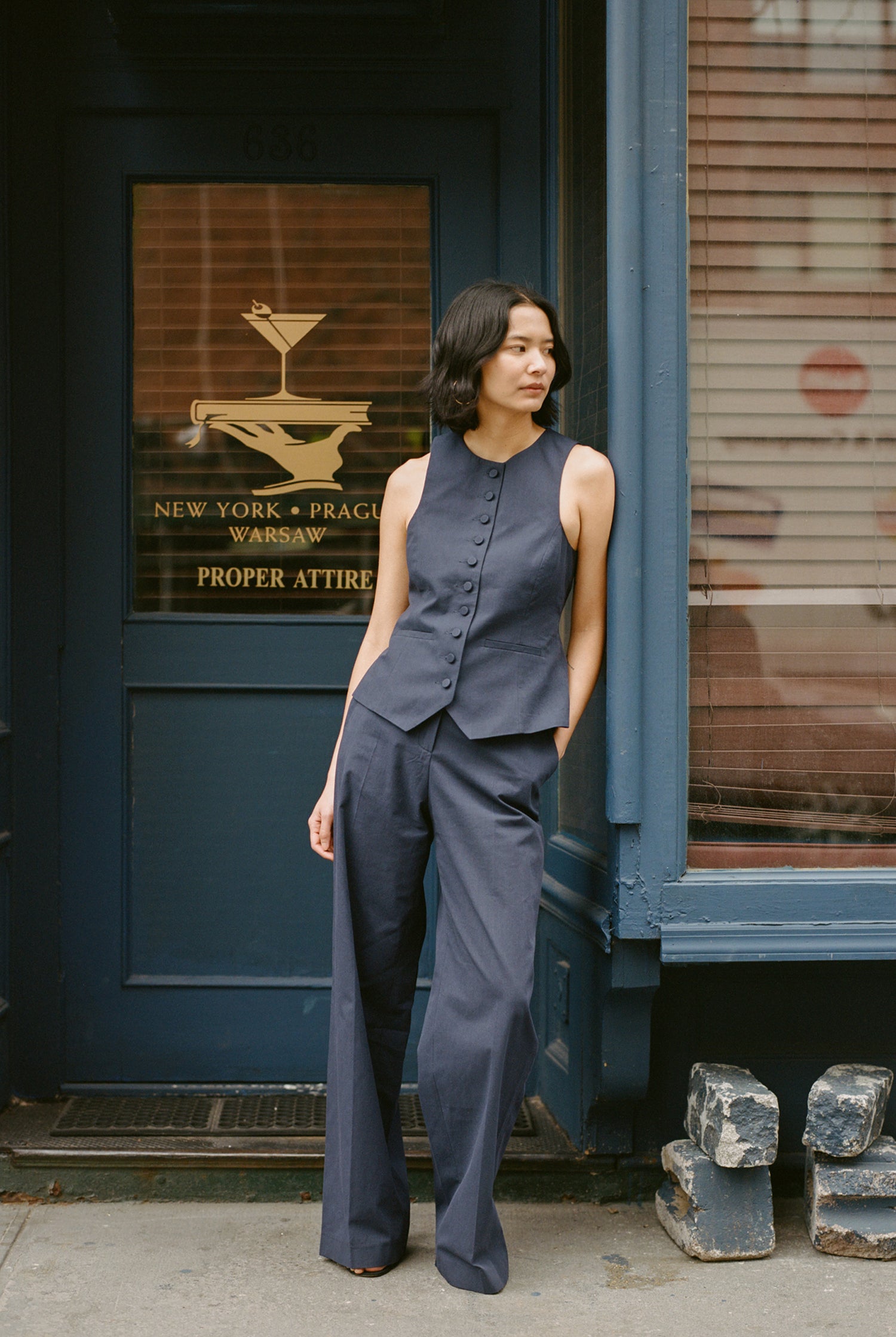 ensemble gilet et pantalon de tailleur en coton bleu marine Made in France par Facettes Studio