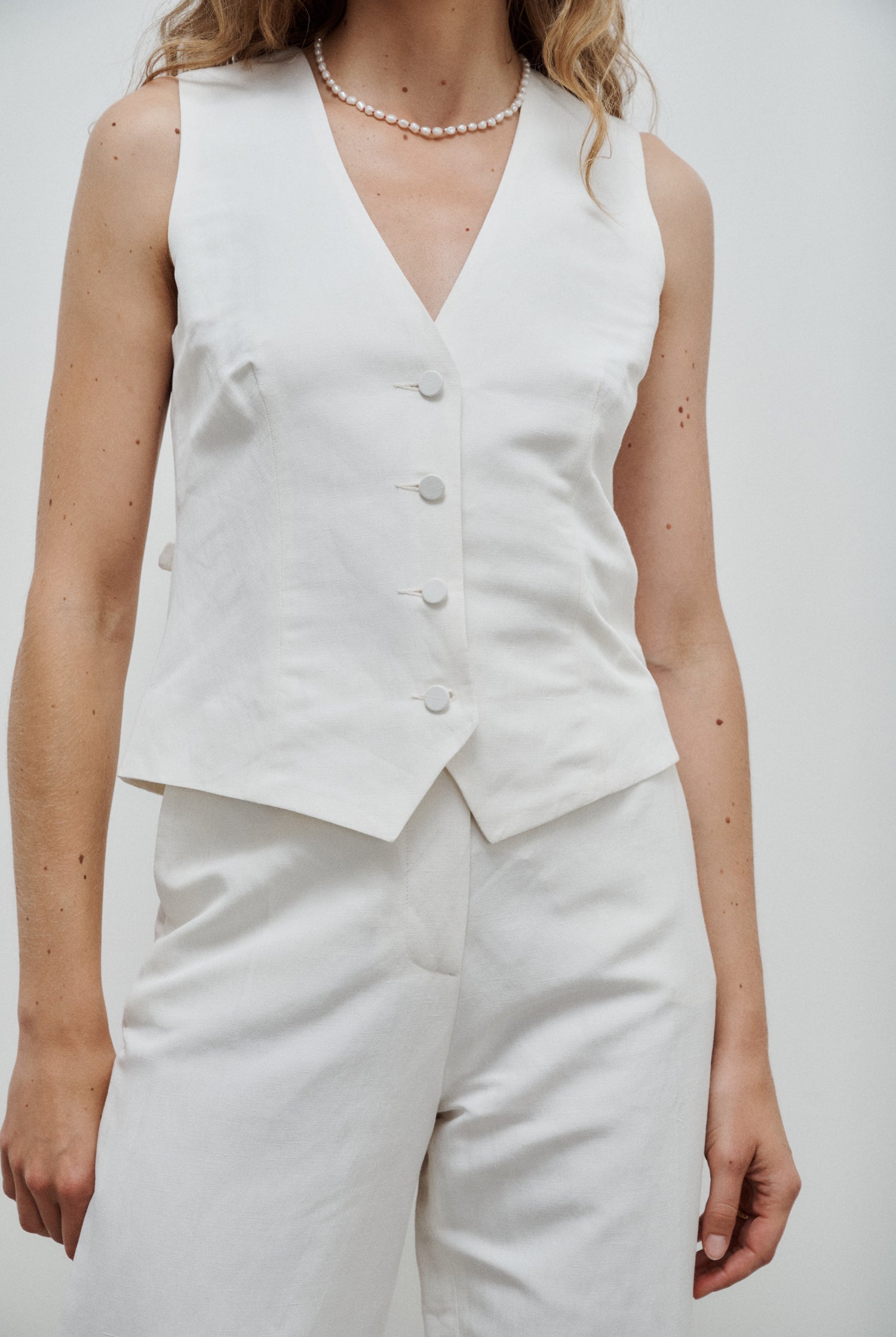 gilet veston de tailleur col V pour femme en toile de lin et soie blanc cassé Made in France - Facettes Studio