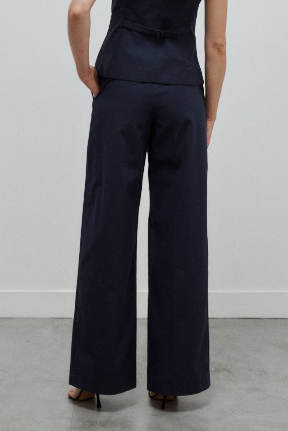 pantalon tailleur femme tailleur haute en toile de coton bleu marine Made in France par Facettes Studio