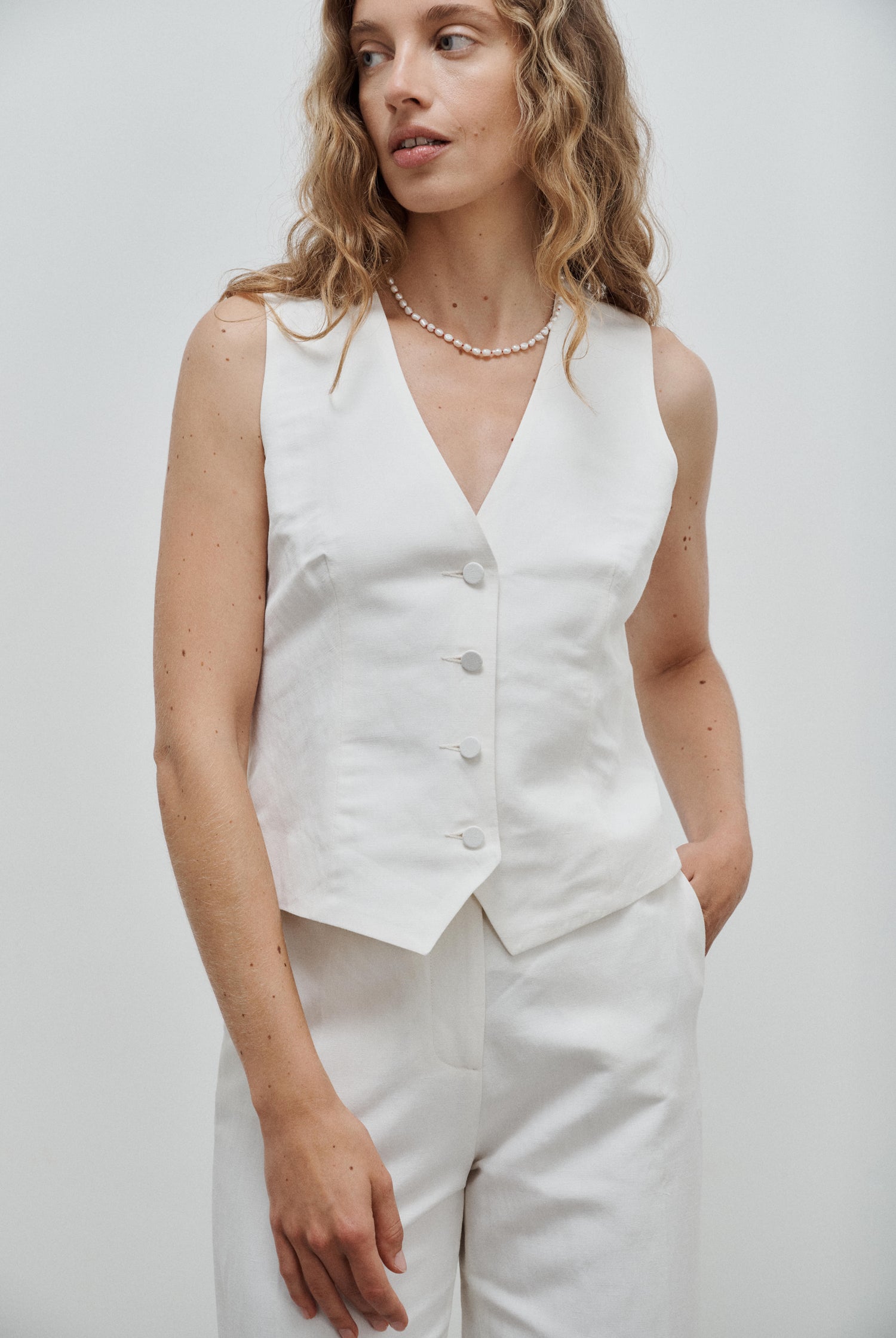 gilet veston de tailleur col V pour femme en toile de lin et soie blanc cassé Made in France - Facettes Studio