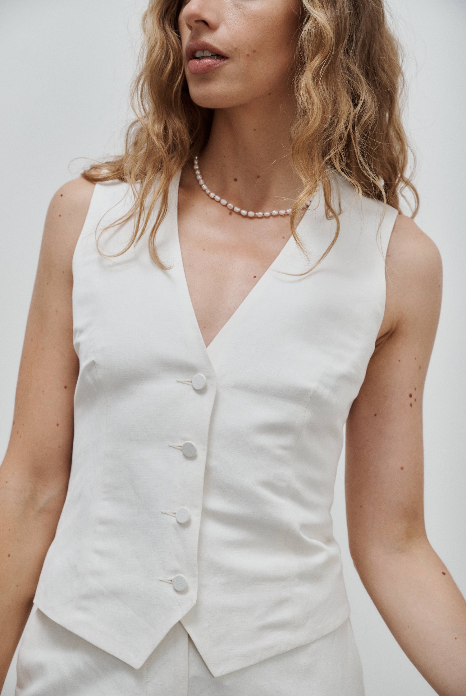 gilet veston de tailleur col V pour femme en toile de lin et soie blanc cassé Made in France - Facettes Studio