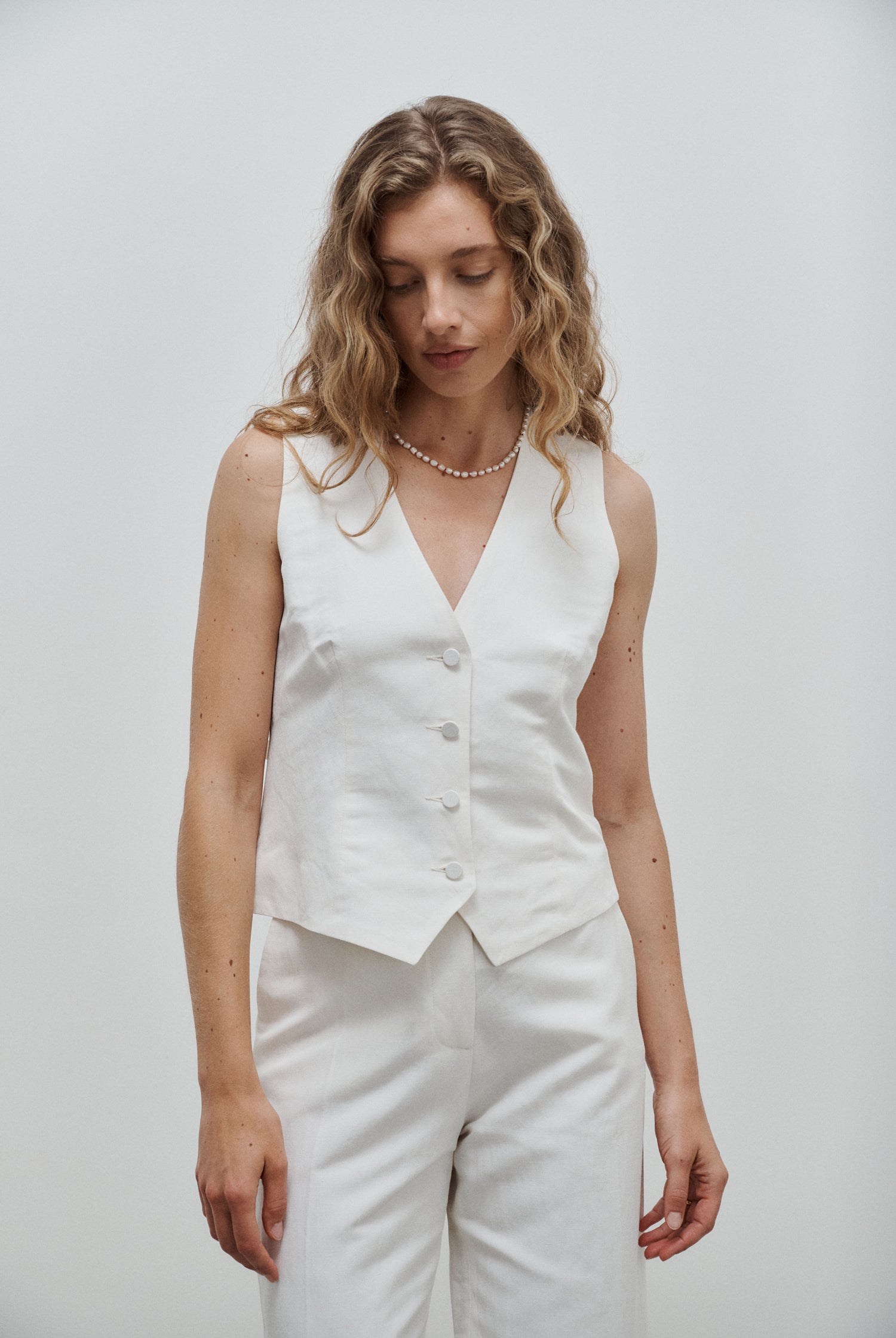gilet veston de tailleur col V pour femme en toile de lin et soie blanc cassé Made in France - Facettes Studio