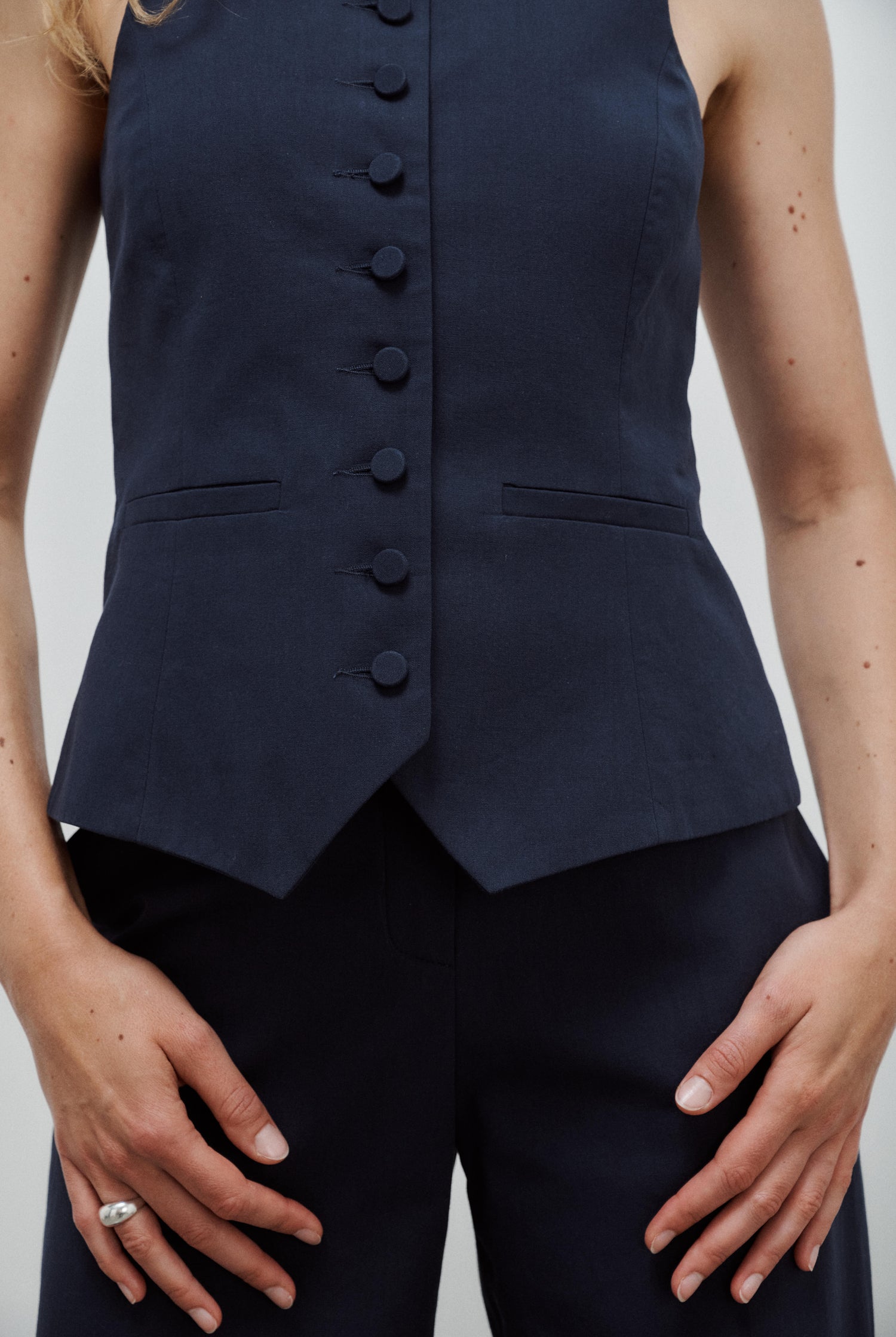 gilet de tailleur femme en toile de coton bleu marine Made in France par Facettes Studio