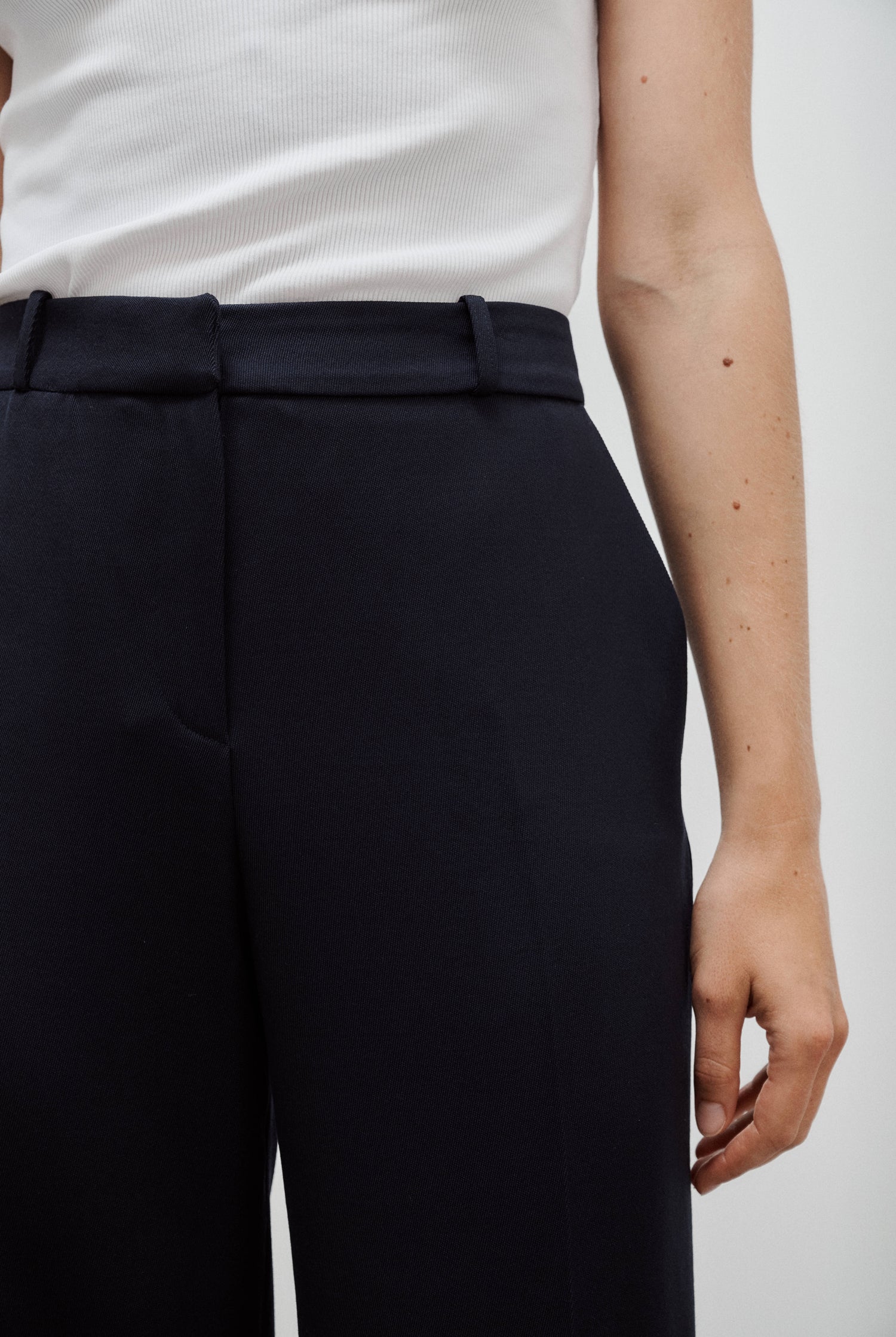 pantalon de tailleur femme en gabardine de laine bleu marine made in France - Facettes Studio