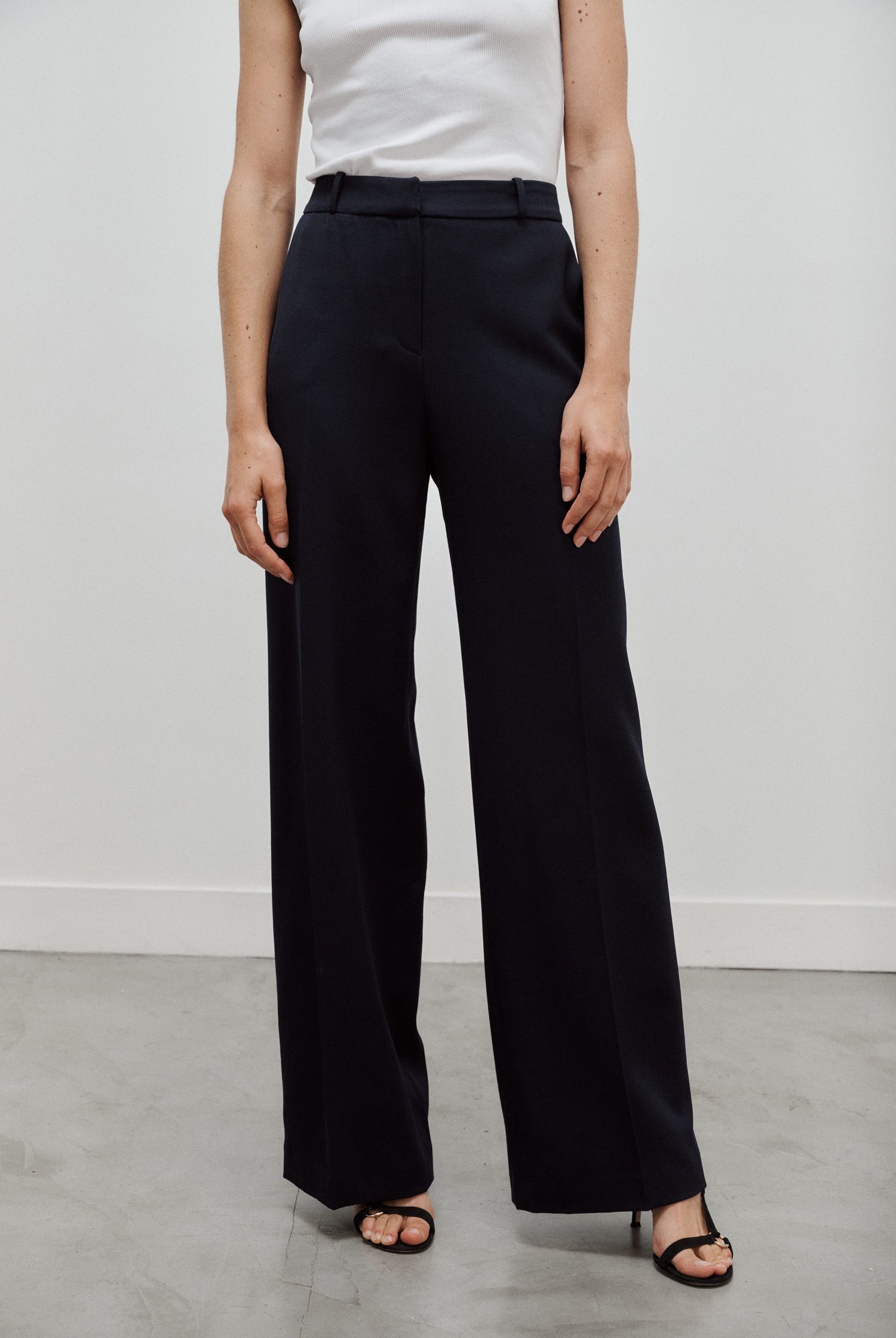 pantalon de tailleur femme en gabardine de laine bleu marine made in France - Facettes Studio