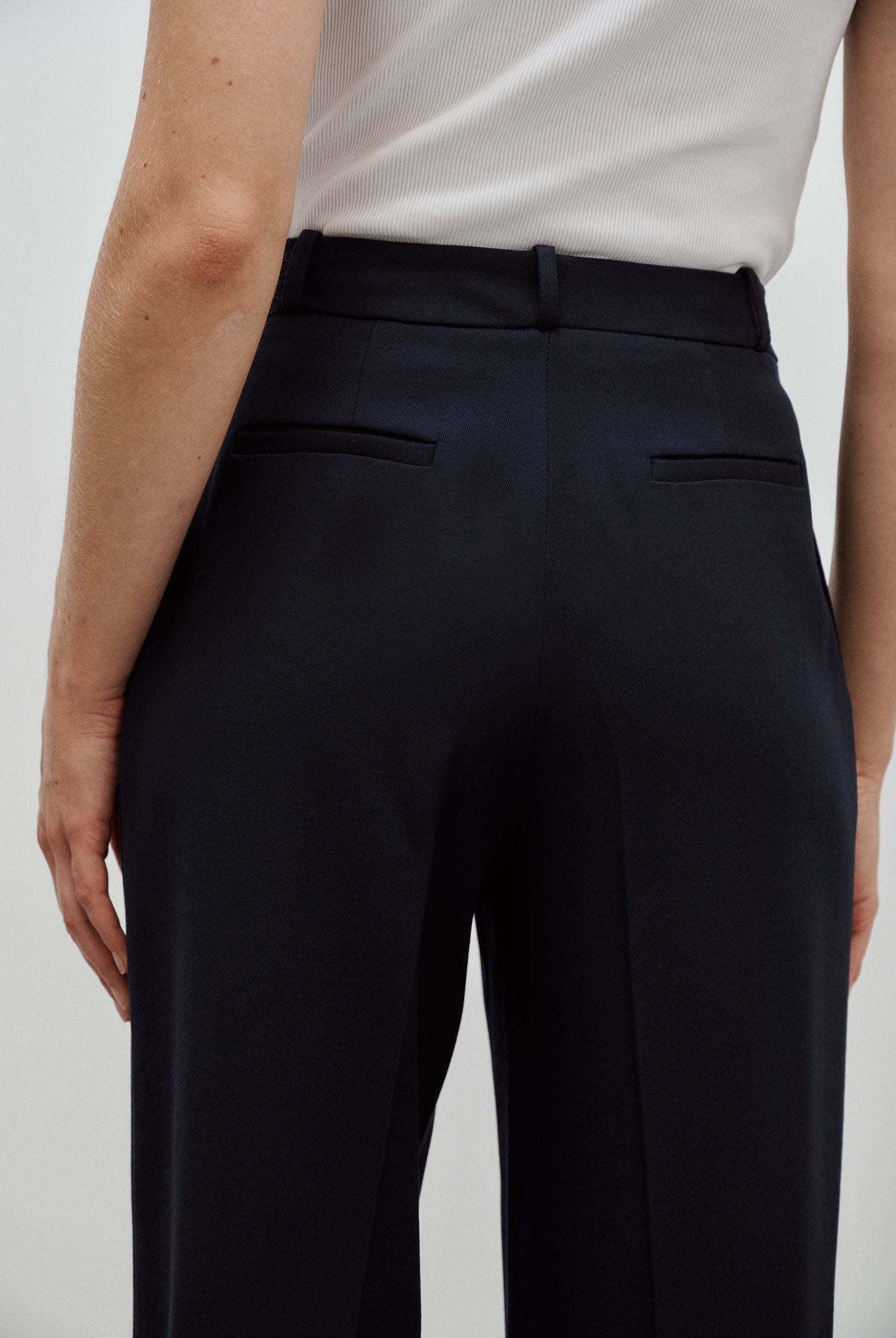 pantalon de tailleur femme en gabardine de laine bleu marine made in France - Facettes Studio
