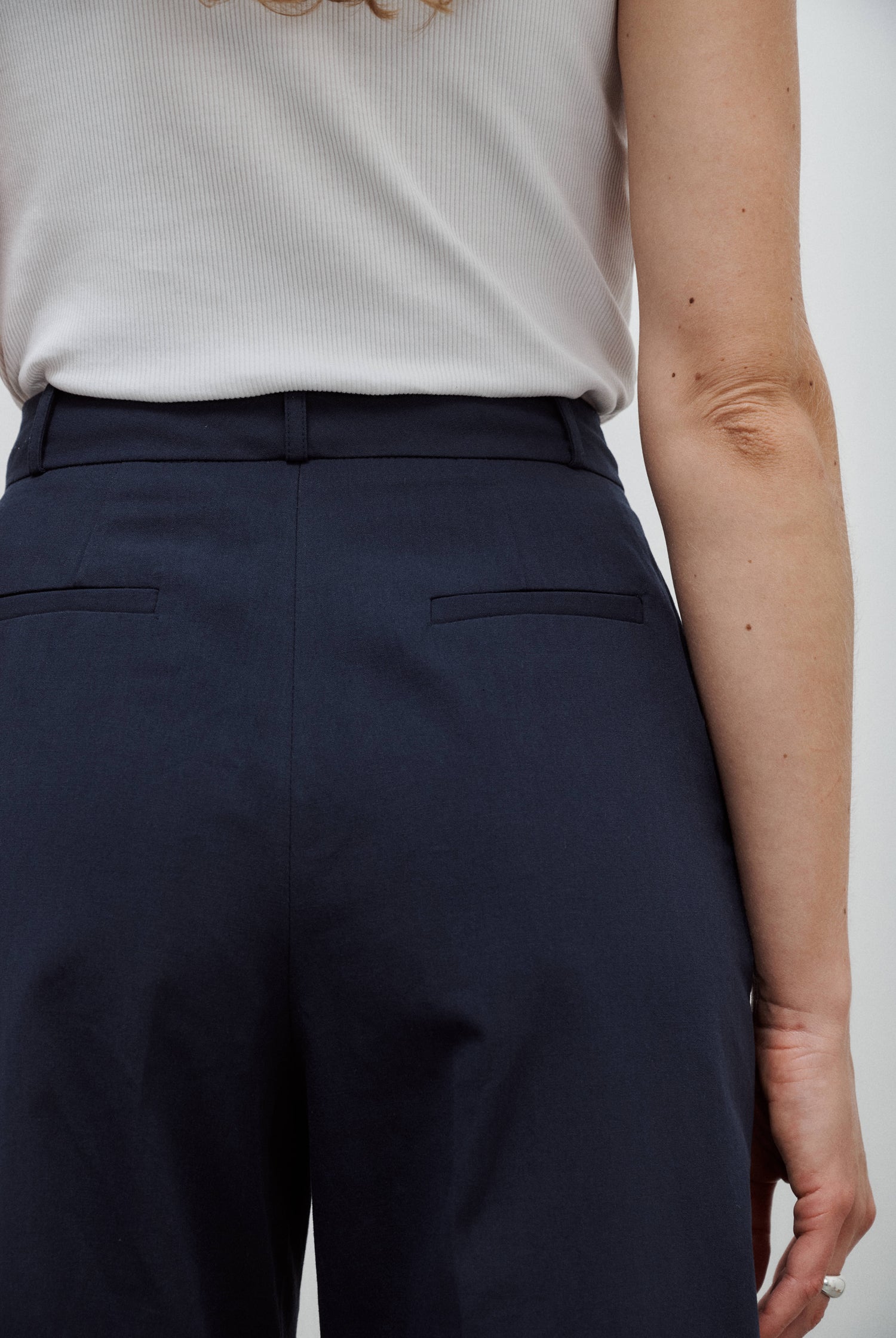 pantalon tailleur femme tailleur haute en toile de coton bleu marine Made in France par Facettes Studio