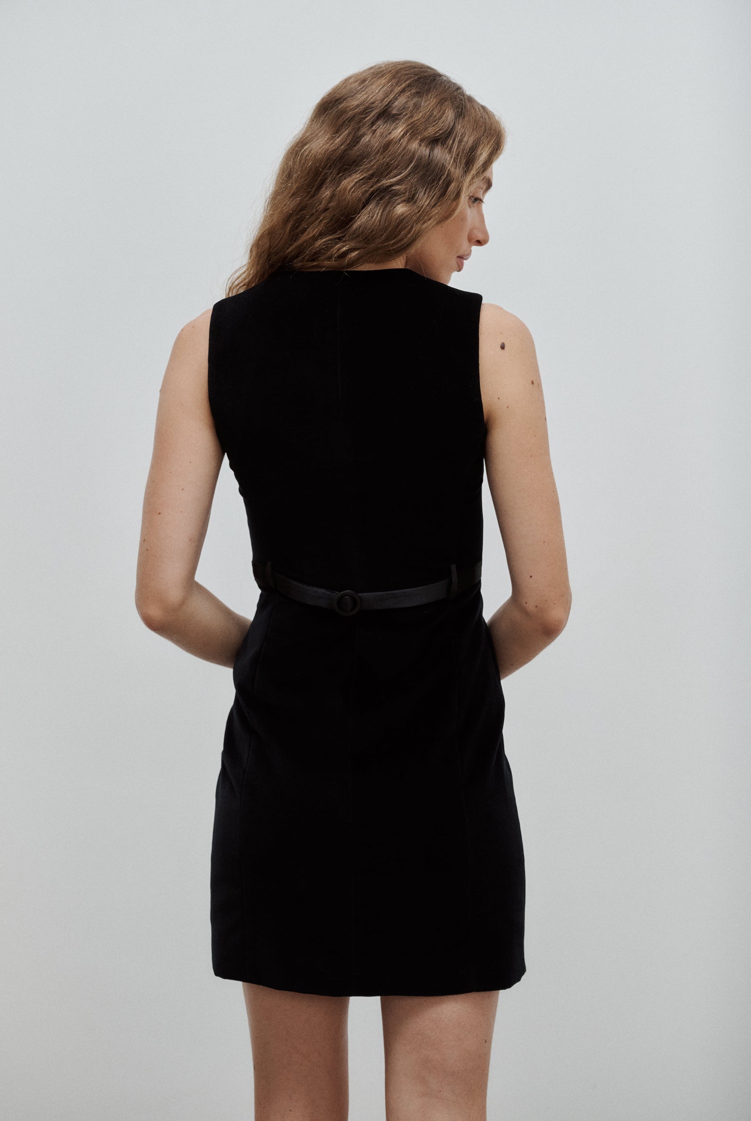 robe courte sans manches col rond en velours de coton noir et boutons de satin soie blanc Made in France par Facettes Studio