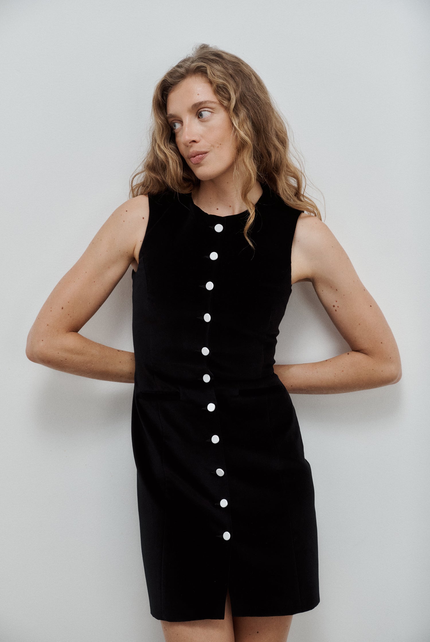 robe courte sans manches col rond en velours de coton noir et boutons de satin soie blanc Made in France par Facettes Studio