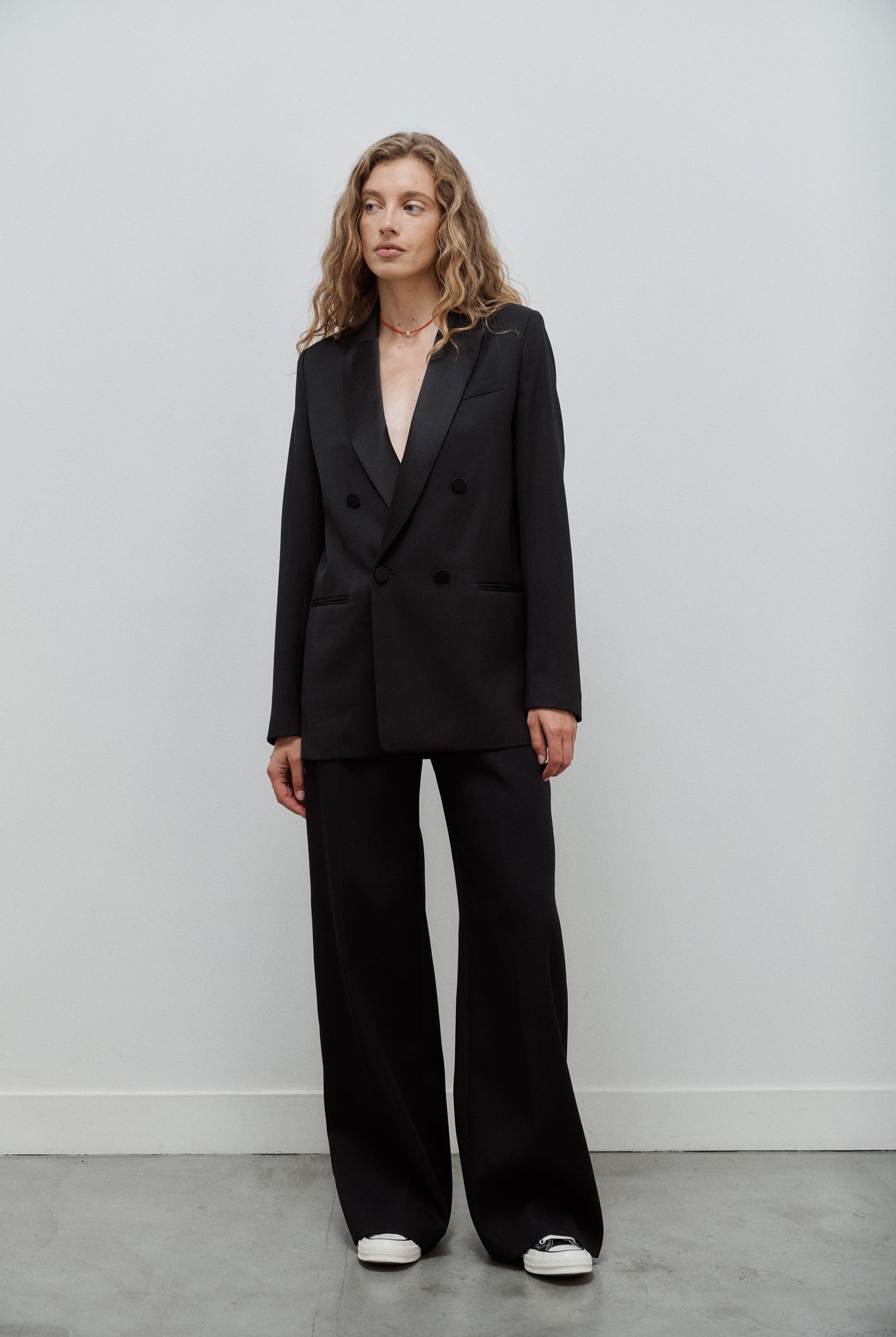 veste de smoking noire pour femme à double boutonnage en grain de poudre de laine noir et col en satin de soie noir par Facettes Studio