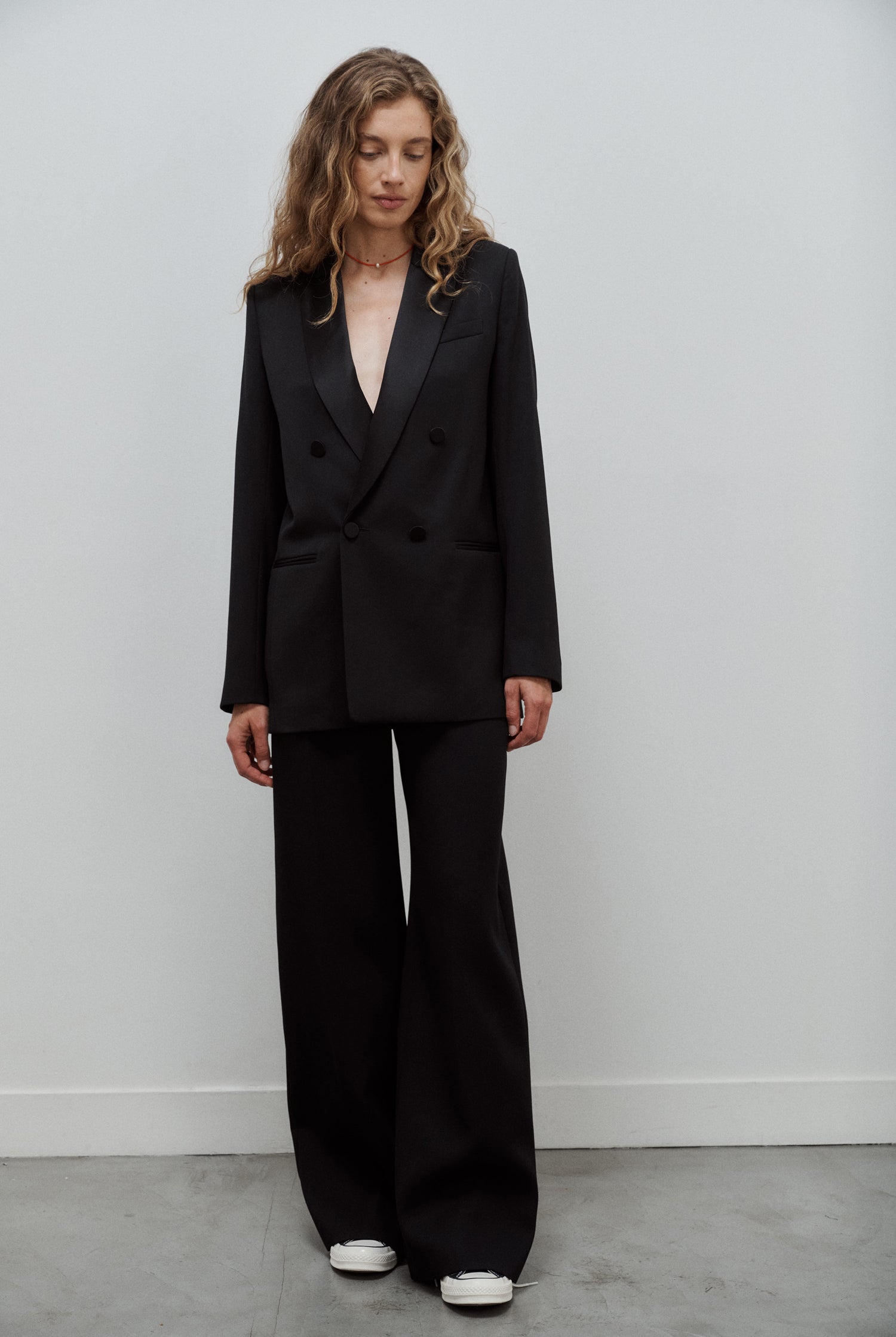 veste de smoking noire pour femme à double boutonnage en grain de poudre de laine noir et col en satin de soie noir par Facettes Studio