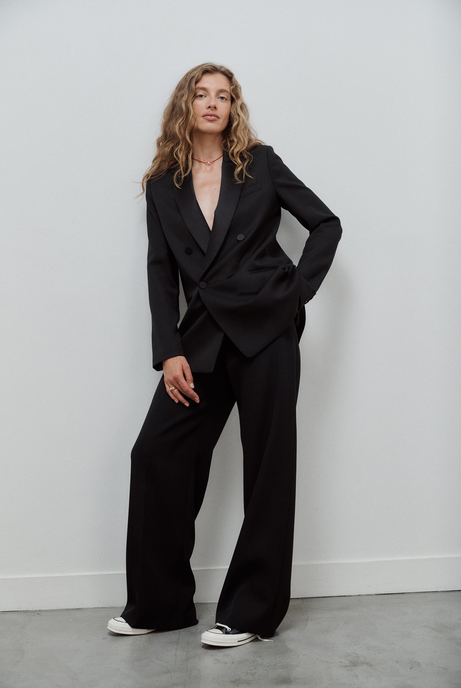 veste de smoking noire pour femme à double boutonnage en grain de poudre de laine noir et col en satin de soie noir par Facettes Studio