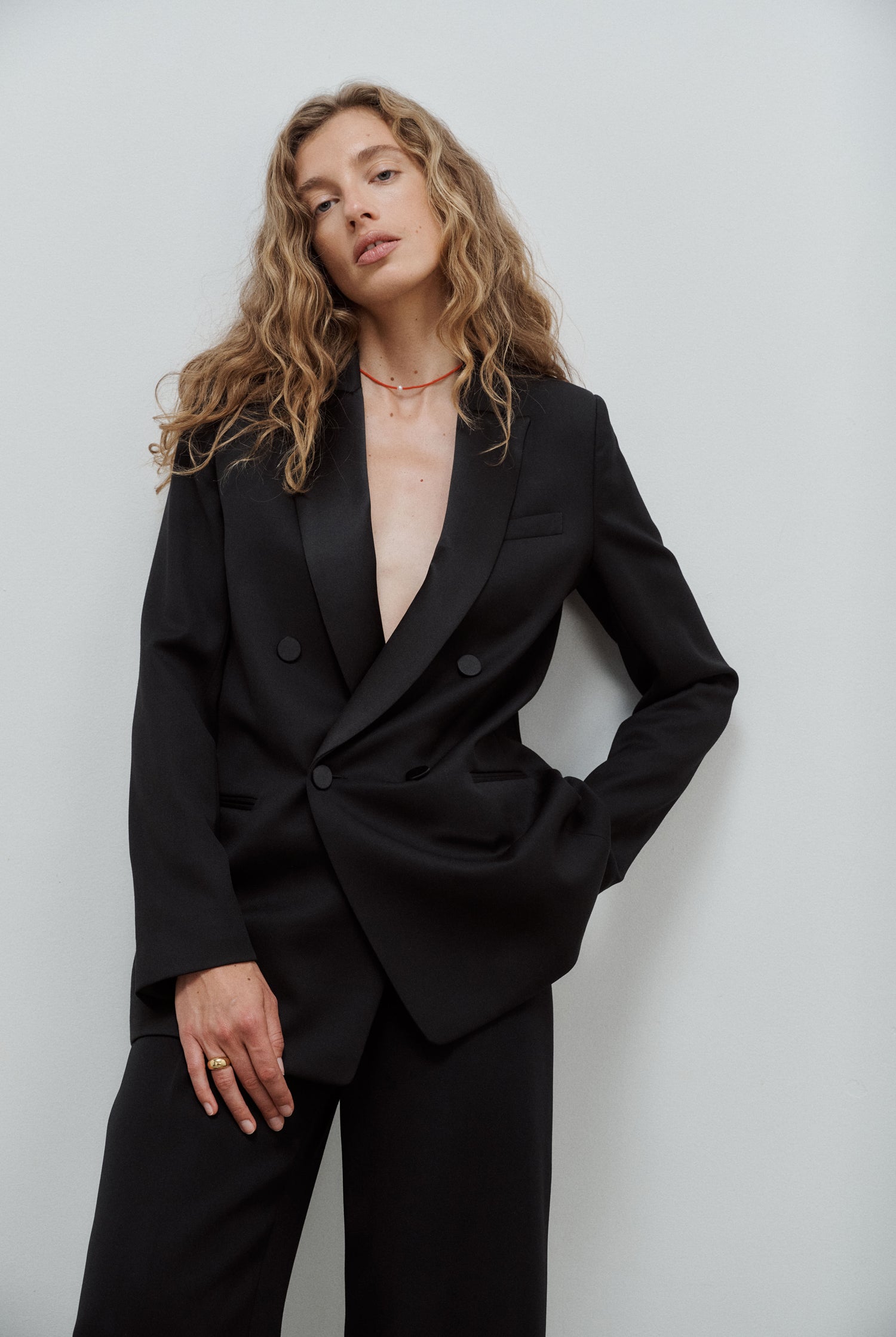 veste de smoking noire pour femme à double boutonnage en grain de poudre de laine noir et col en satin de soie noir par Facettes Studio