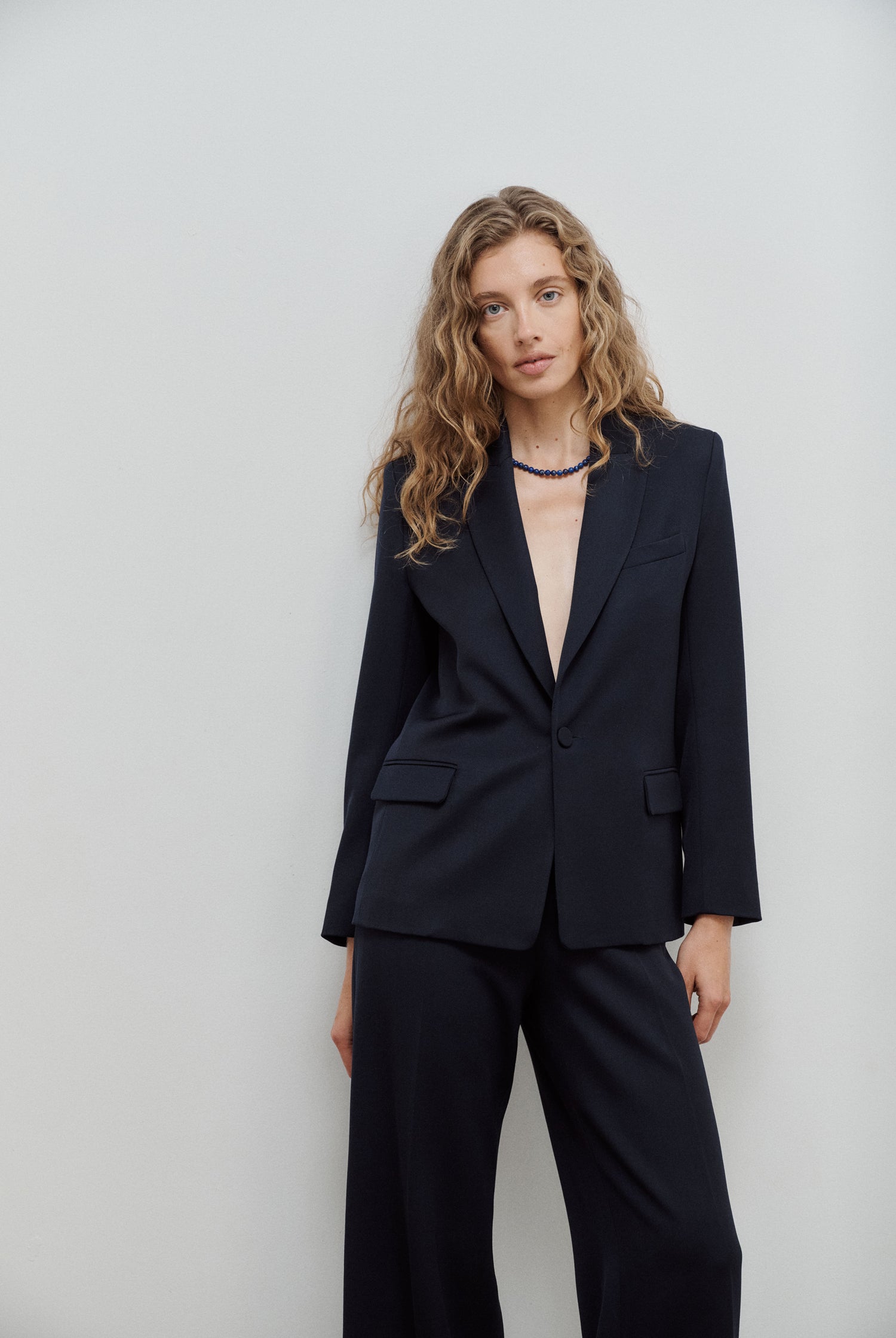 veste de tailleur femme simple boutonnage gabardine de laine bleu marine Made in France par Facettes Studio