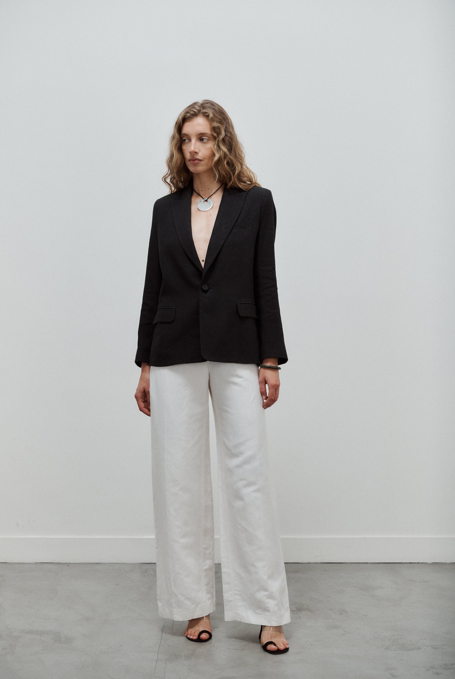veste de tailleur femme à boutonnage simple en lin noir par facettes Studio