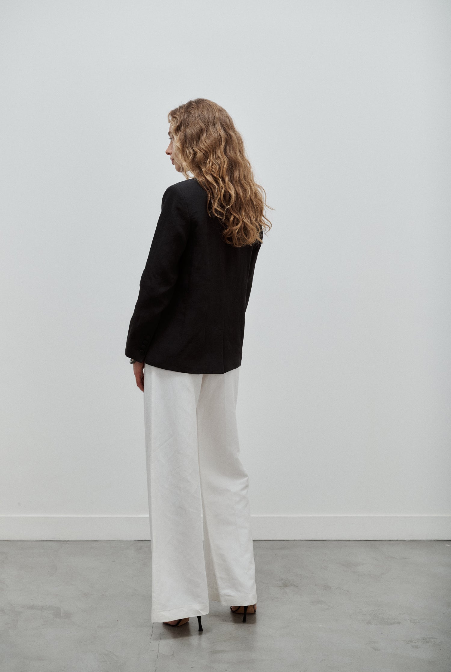 veste de tailleur femme à boutonnage simple en lin noir par facettes Studio