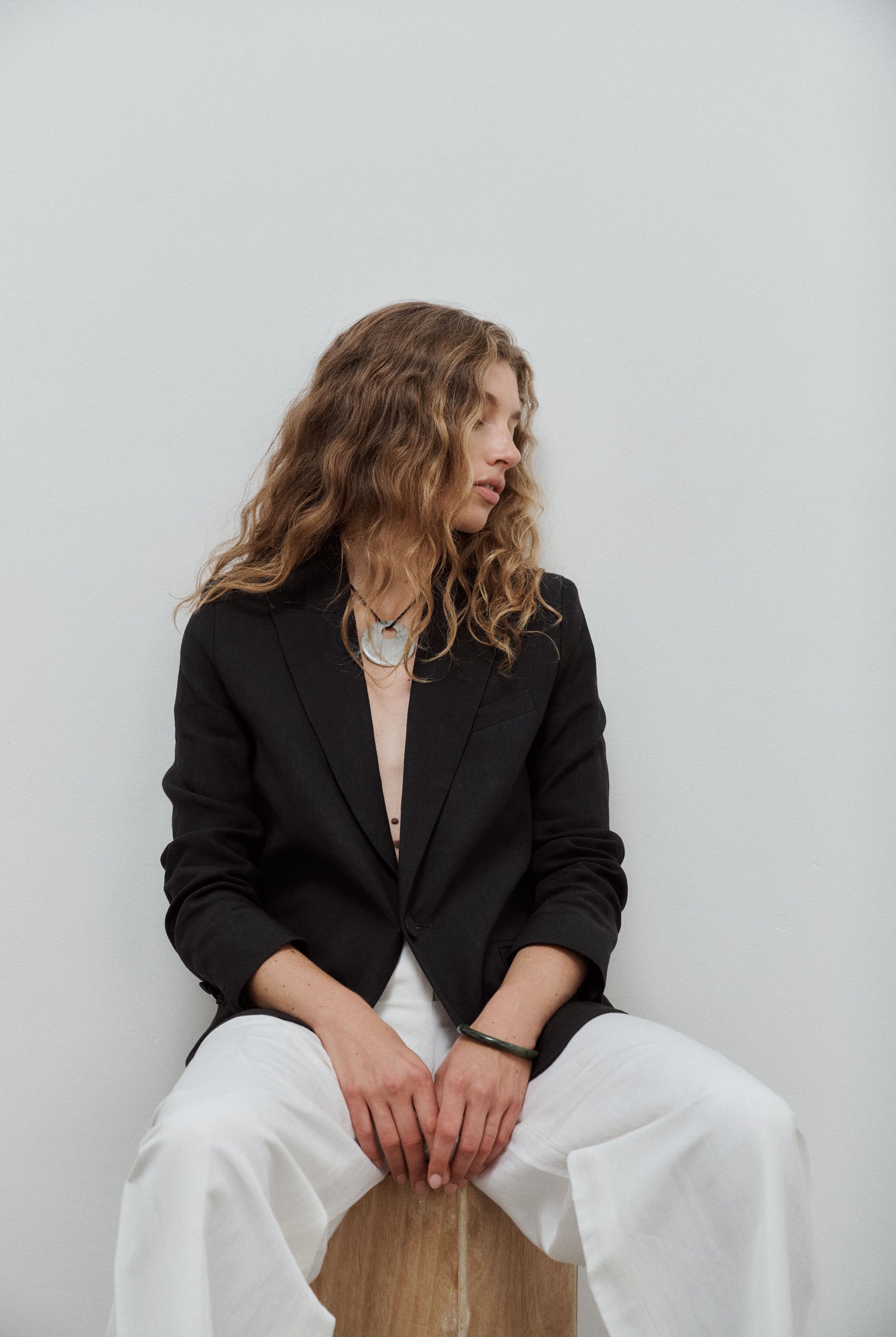 veste de tailleur femme à boutonnage simple en lin noir par facettes Studio