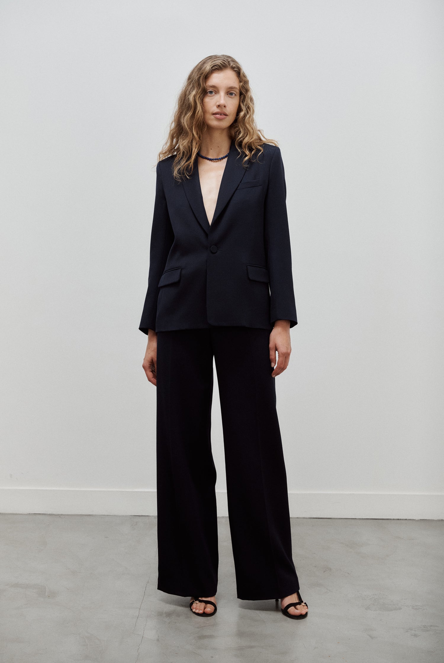 veste de tailleur femme simple boutonnage gabardine de laine bleu marine Made in France par Facettes Studio