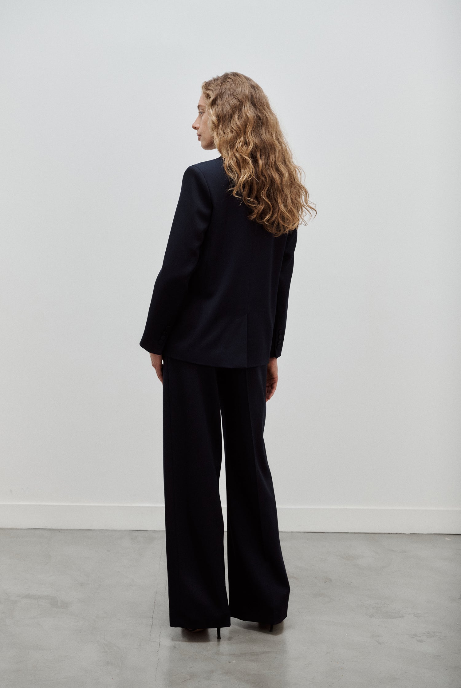 veste de tailleur femme simple boutonnage gabardine de laine bleu marine Made in France par Facettes Studio