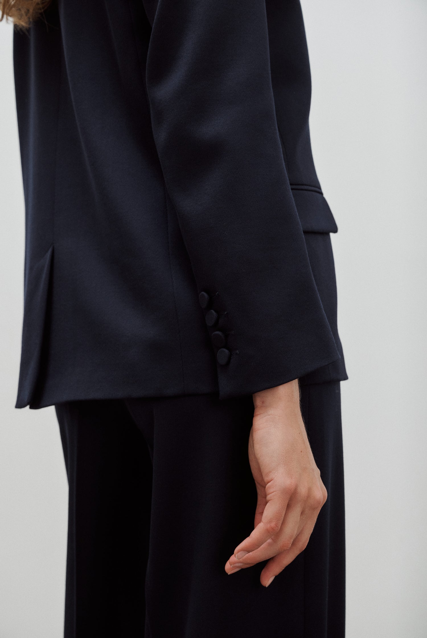 veste de tailleur femme simple boutonnage gabardine de laine bleu marine Made in France par Facettes Studio