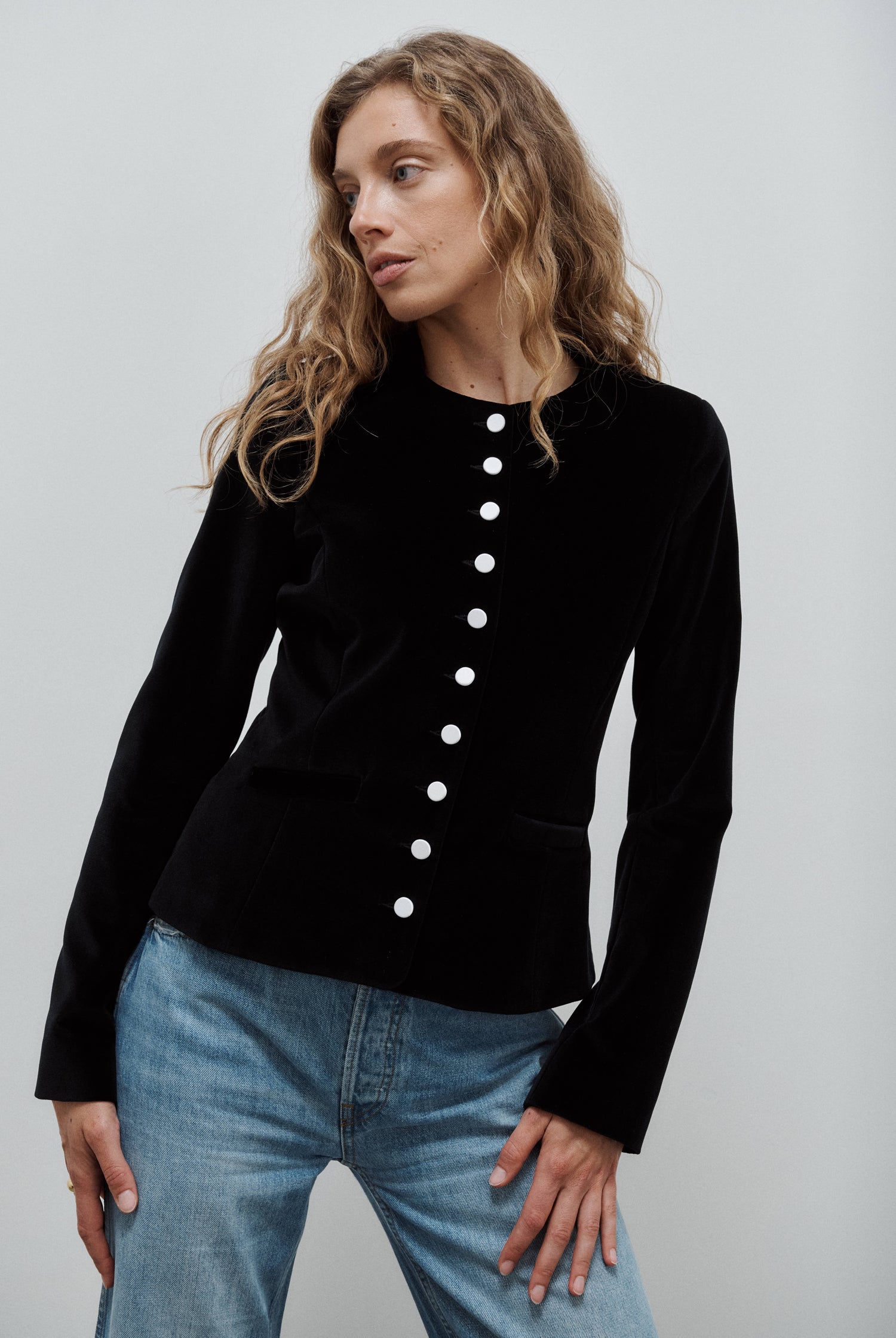 veste du soir cintrée col rond en velours de coton noir et boutons de satin blanc Made in France par Facettes Studio