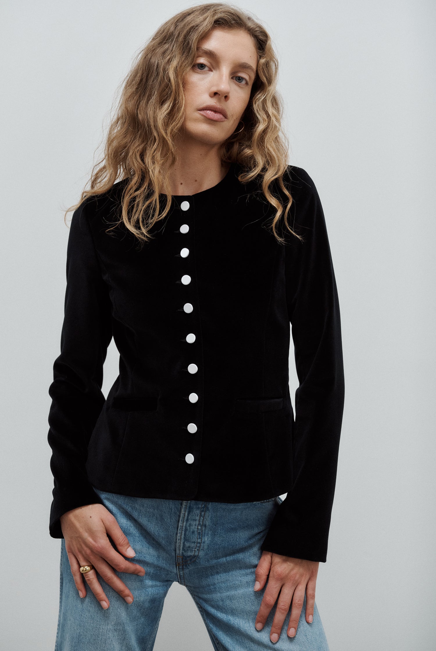 veste du soir cintrée col rond en velours de coton noir et boutons de satin blanc Made in France par Facettes Studio