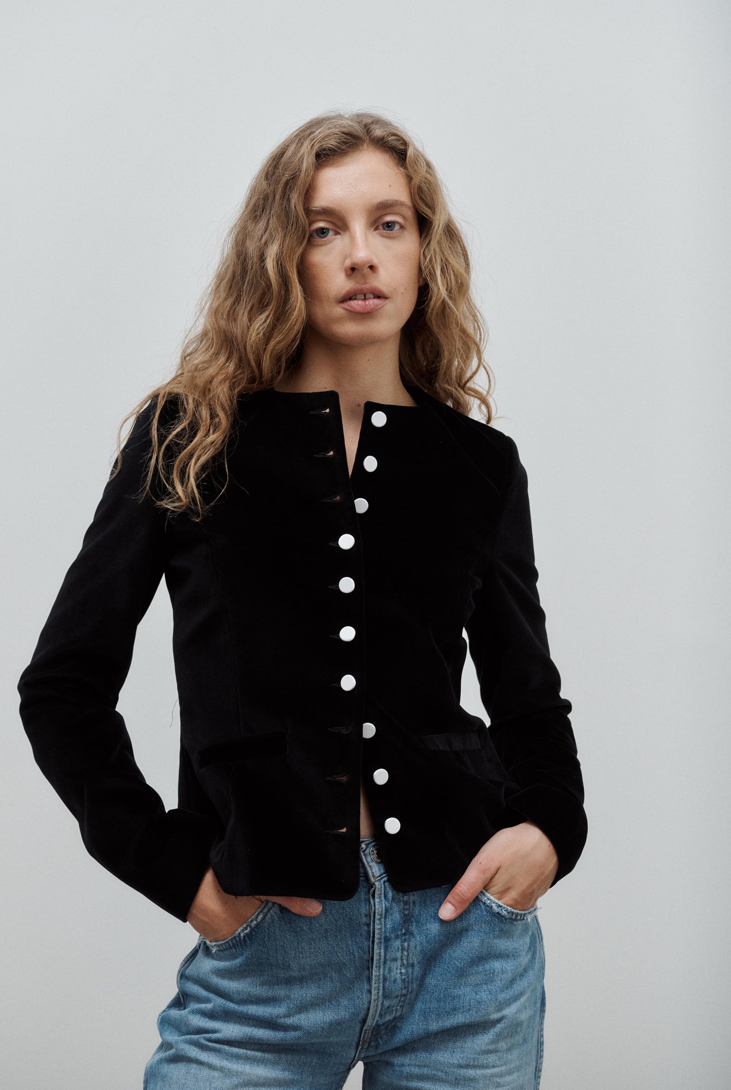 veste du soir cintrée col rond en velours de coton noir et boutons de satin blanc Made in France par Facettes Studio