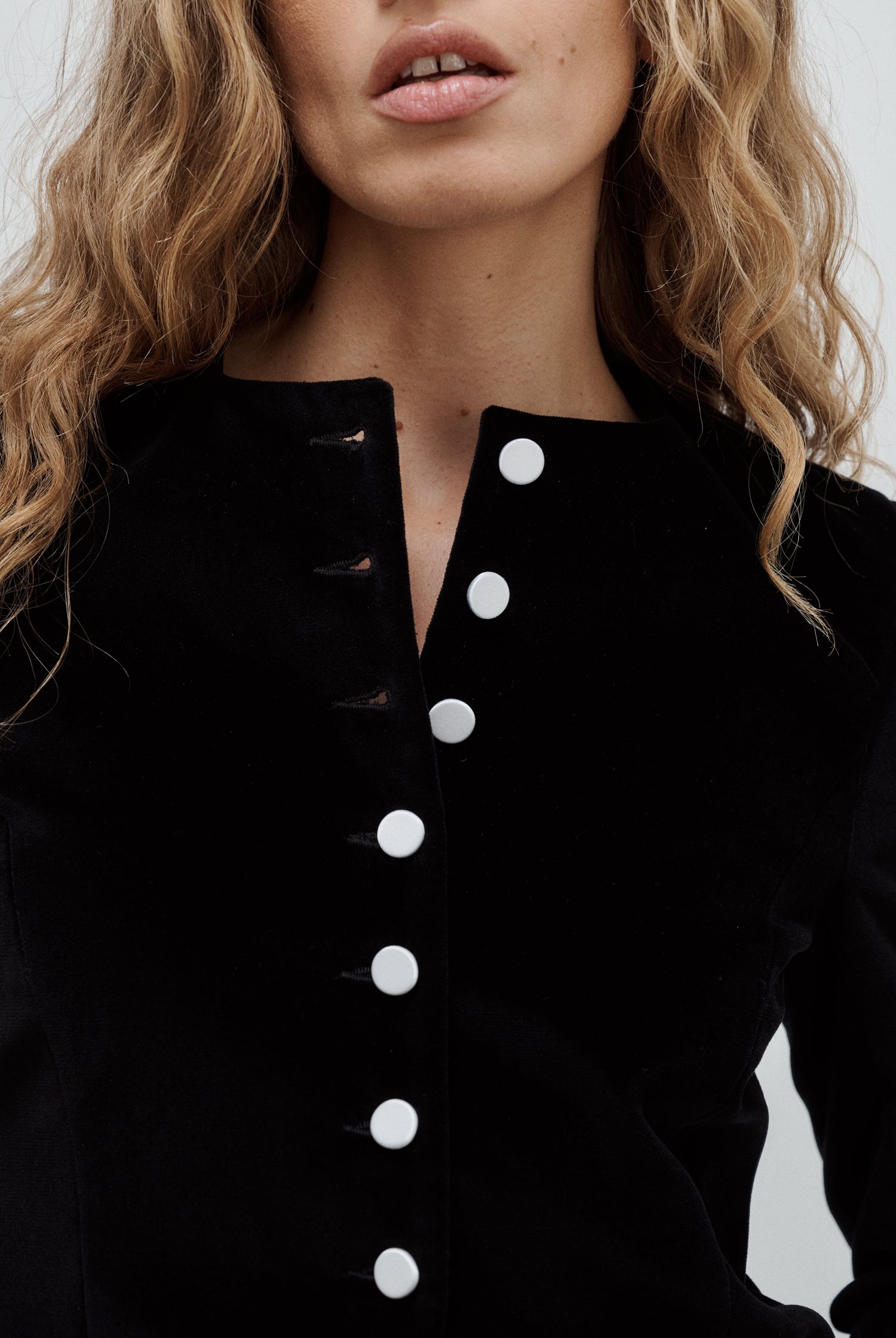 veste du soir cintrée col rond en velours de coton noir et boutons de satin blanc Made in France par Facettes Studio