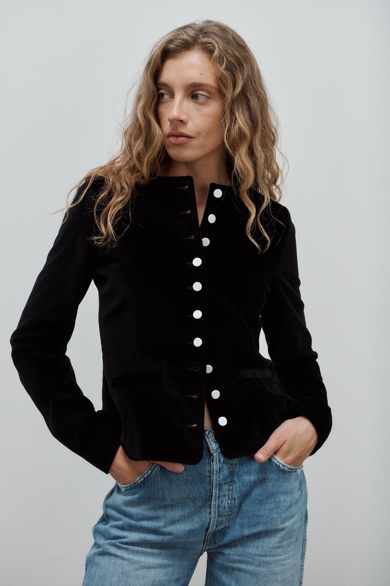 veste du soir cintrée col rond en velours de coton noir et boutons de satin blanc Made in France par Facettes Studio