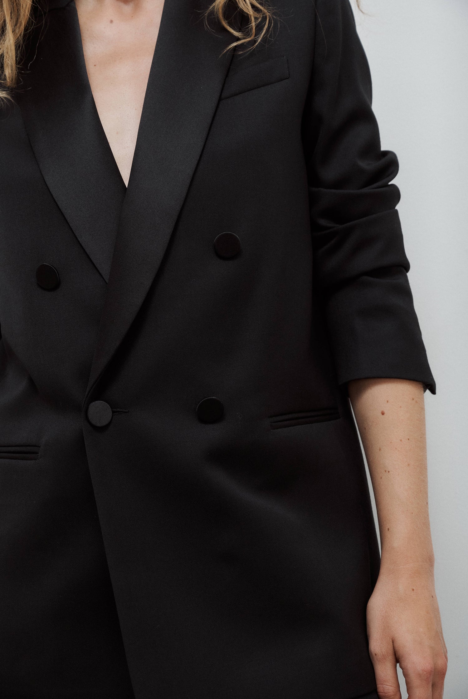 veste de smoking noire pour femme à double boutonnage en grain de poudre de laine noir et col en satin de soie noir par Facettes Studio
