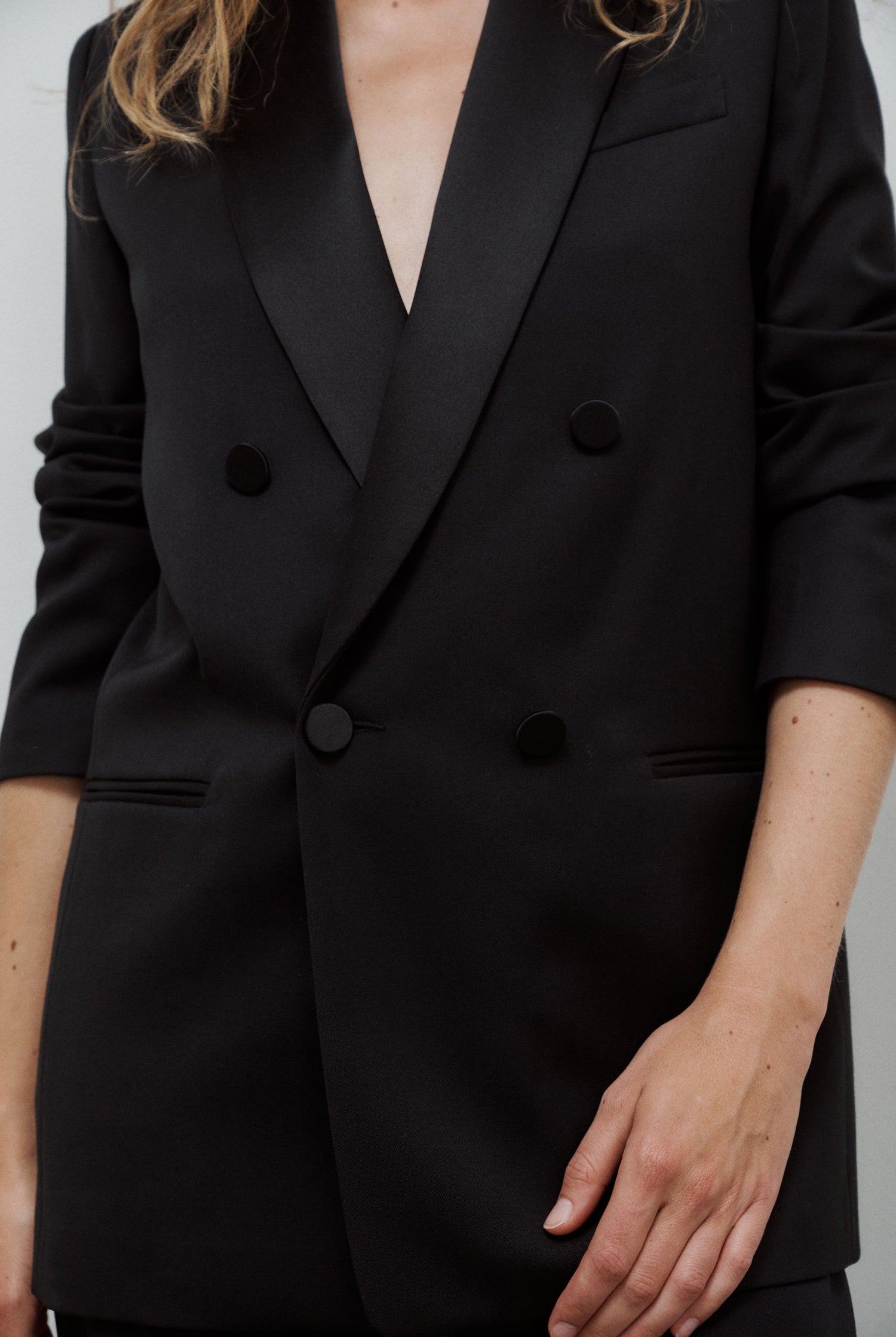 veste de smoking noire pour femme à double boutonnage en grain de poudre de laine noir et col en satin de soie noir par Facettes Studio