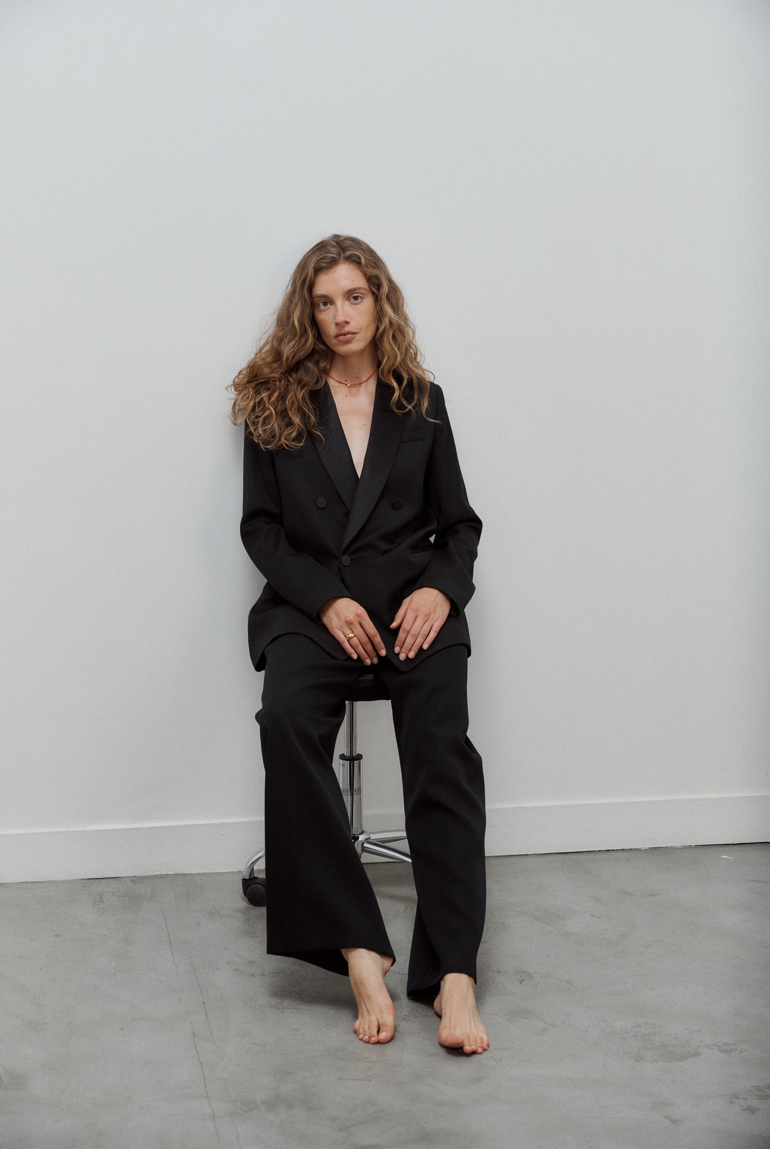 veste de smoking noire pour femme à double boutonnage en grain de poudre de laine noir et col en satin de soie noir par Facettes Studio