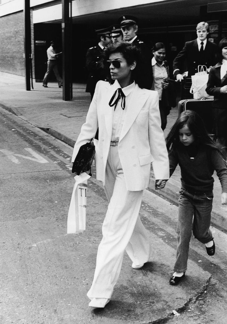Histoire du tailleur-pantalon : de l’uniforme masculin à l’icône du vestiaire féminin