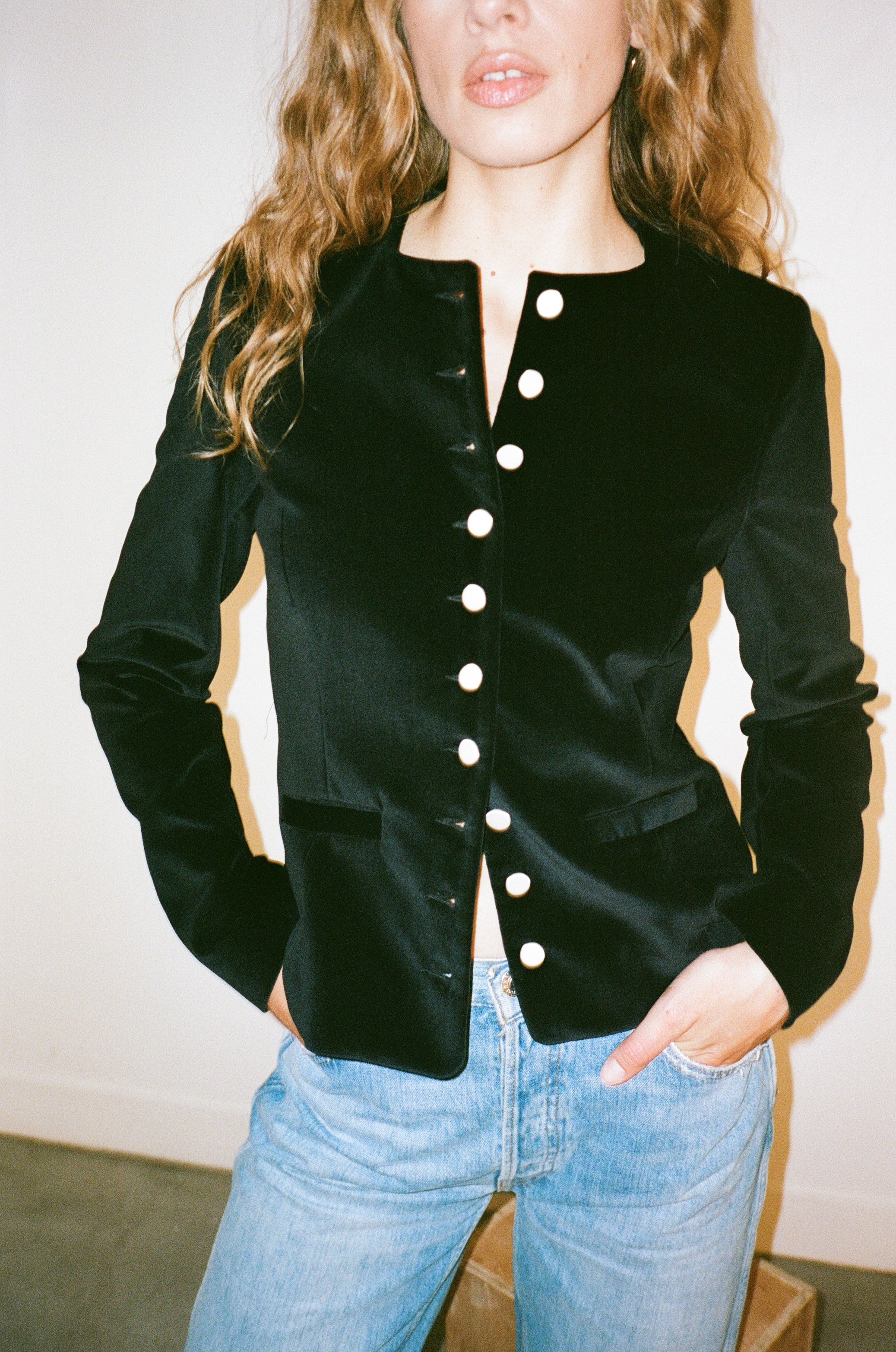 veste du soir pour femme en velours noir et boutons de satin blanc - Facettes Studio