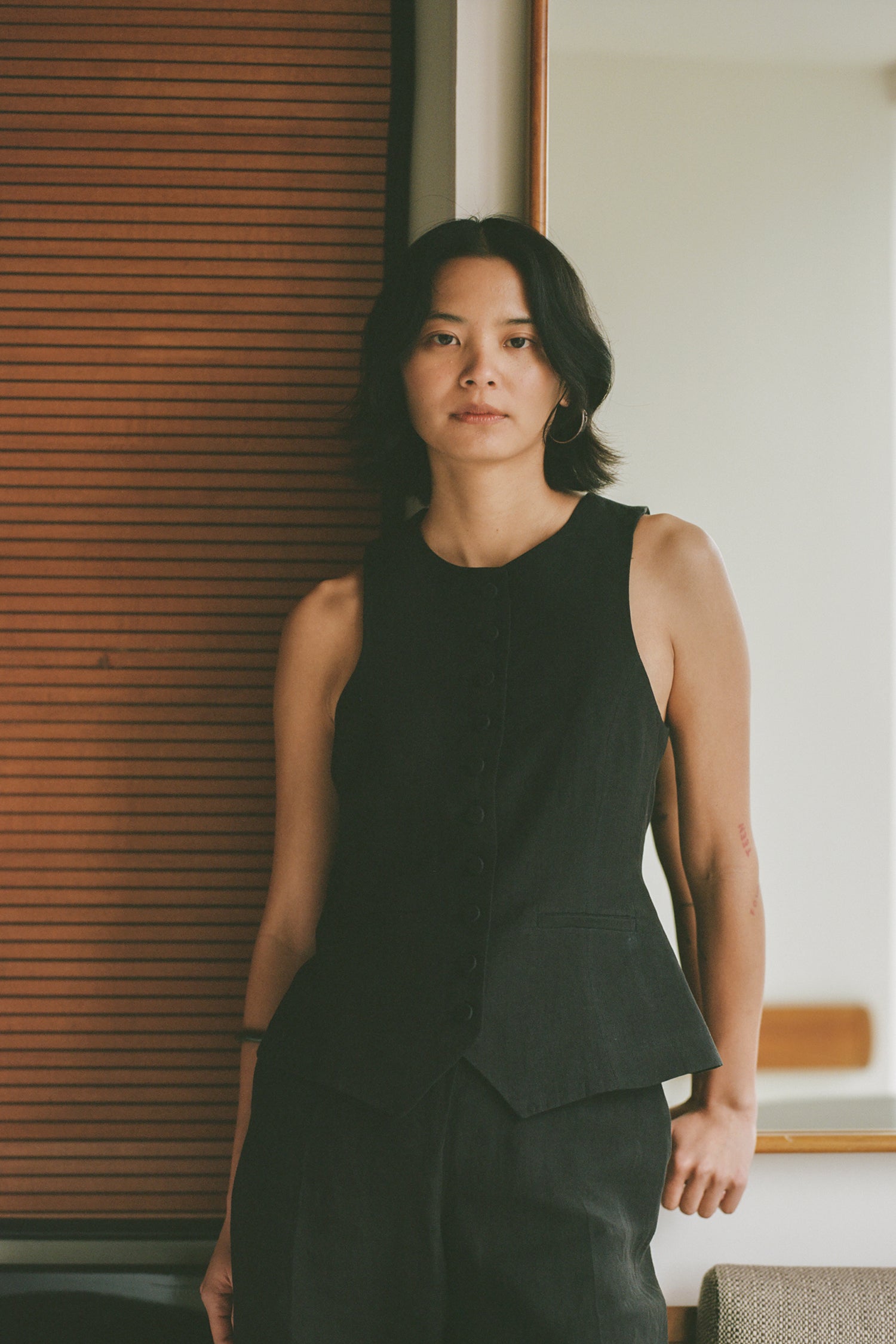 gilet de tailleur femme en toile de lin noire Made in France par Facettes Studio