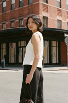 gilet de tailleur blanc et pantalon de tailleur noir pour femme Made in France par Facettes Studio