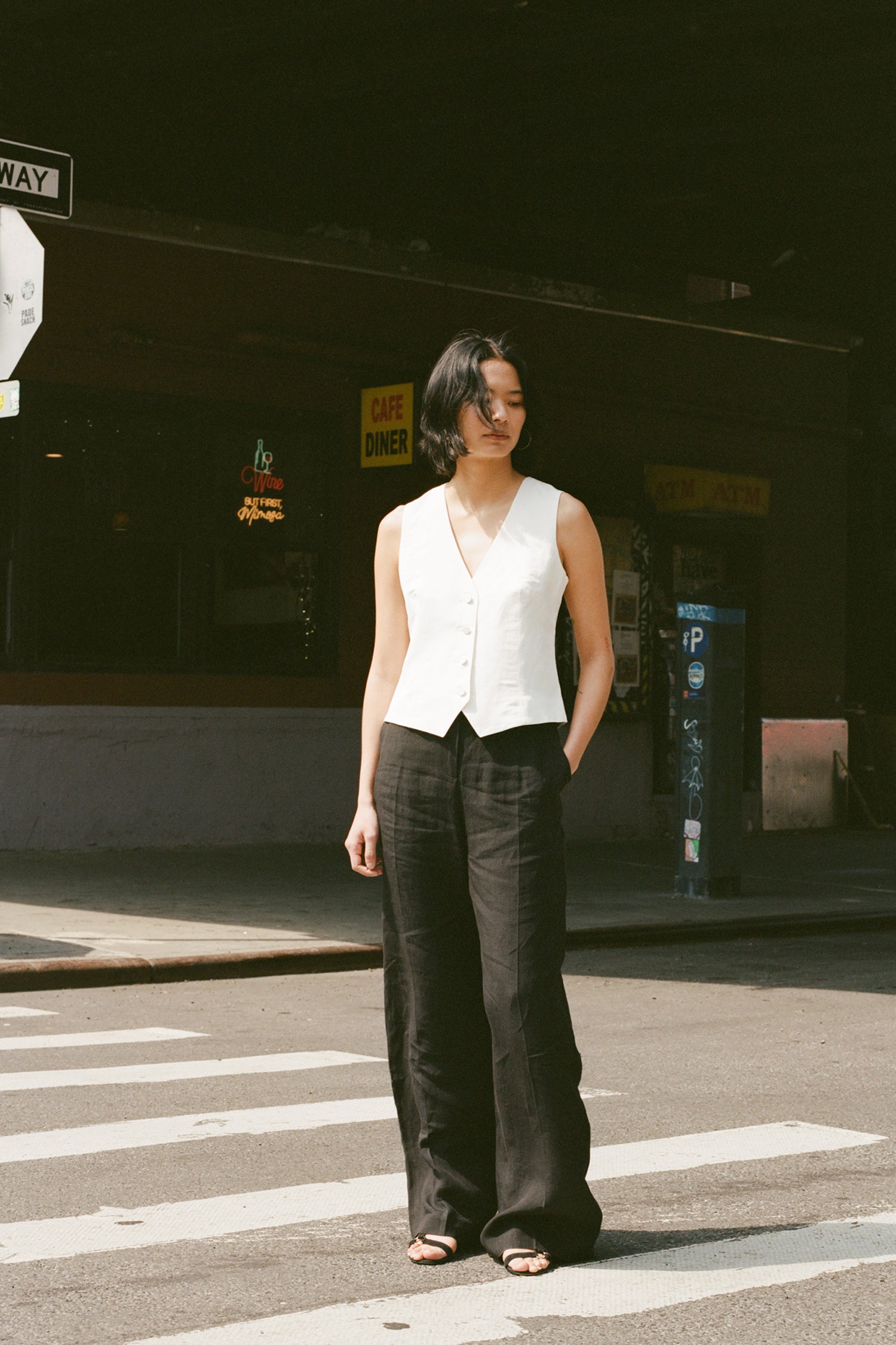 gilet de tailleur blanc et pantalon de tailleur noir pour femme Made in France par Facettes Studio