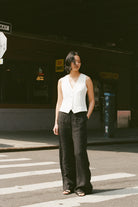 gilet de tailleur blanc et pantalon de tailleur noir pour femme Made in France par Facettes Studio