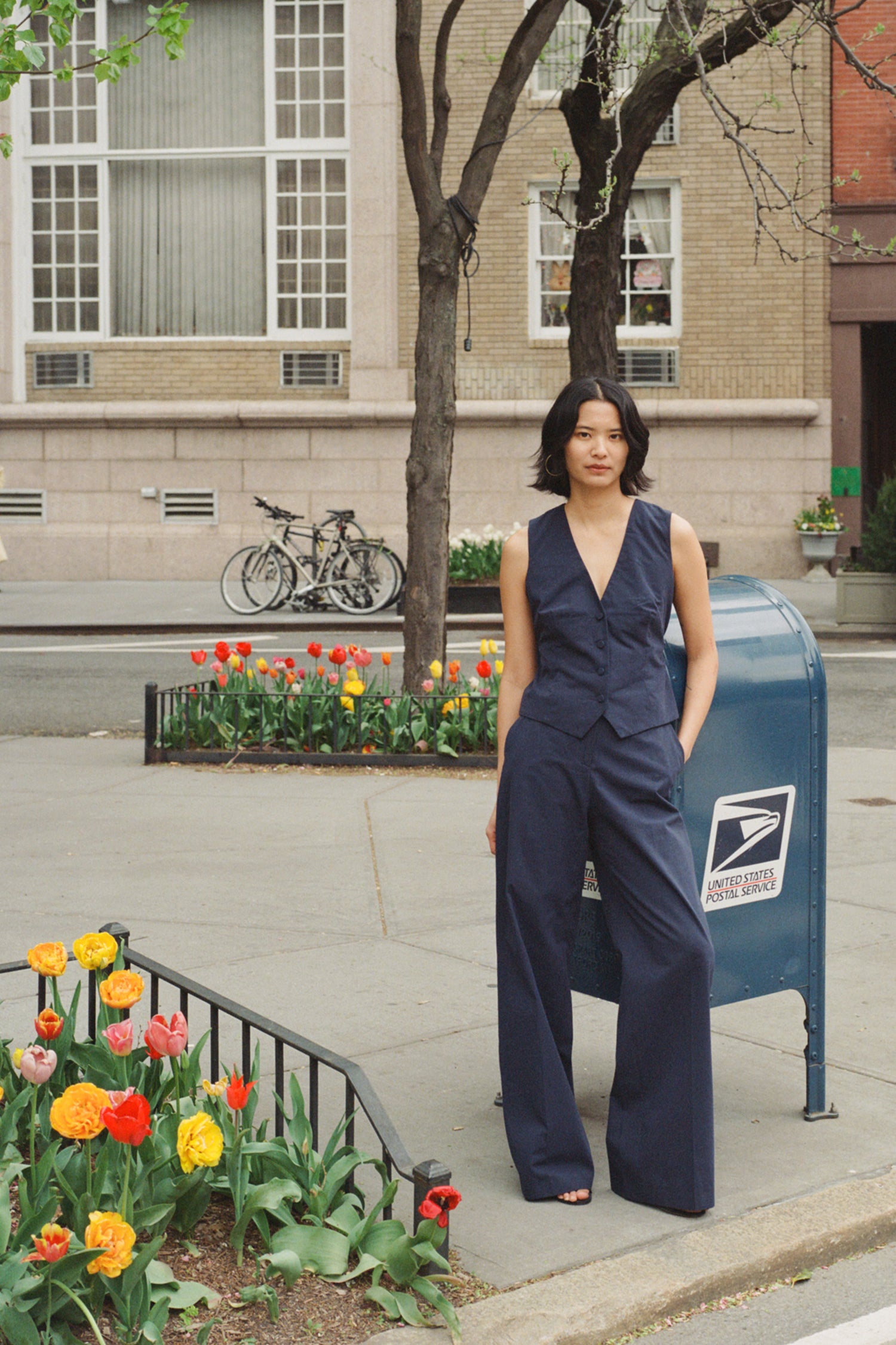 ensemble gilet et pantalon de tailleur en coton bleu marine Made in France par Facettes Studio