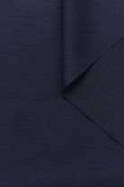 zoom matière gabardine de laine bleu marine issue de stocks dormants pour tailleurs femme Made in France par Facettes Studio