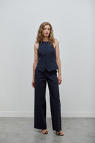 ensemble assorti gilet et pantalon tailleur femme en toile de coton bleu marine Made in France par Facettes Studio