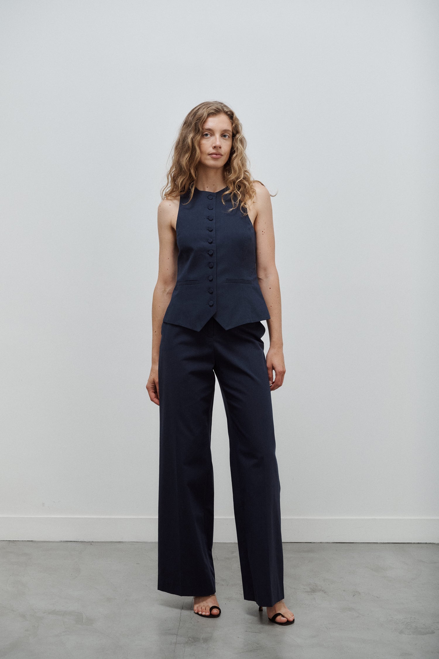 ensemble assorti gilet et pantalon tailleur femme en toile de coton bleu marine Made in France par Facettes Studio