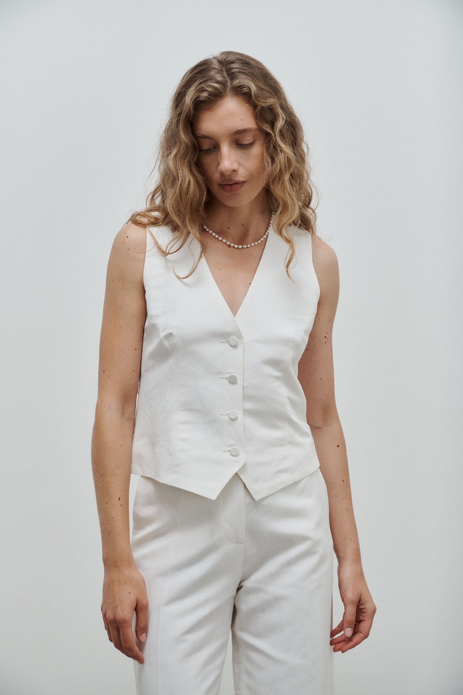 gilet veston de tailleur col V pour femme en toile de lin et soie blanc cassé Made in France - Facettes Studio