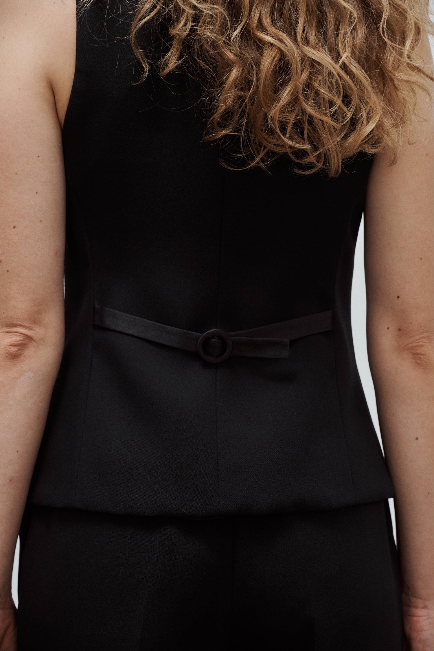 gilet de costume femme grain de poudre et boutons de satin noir Made in France par Facettes Studio
