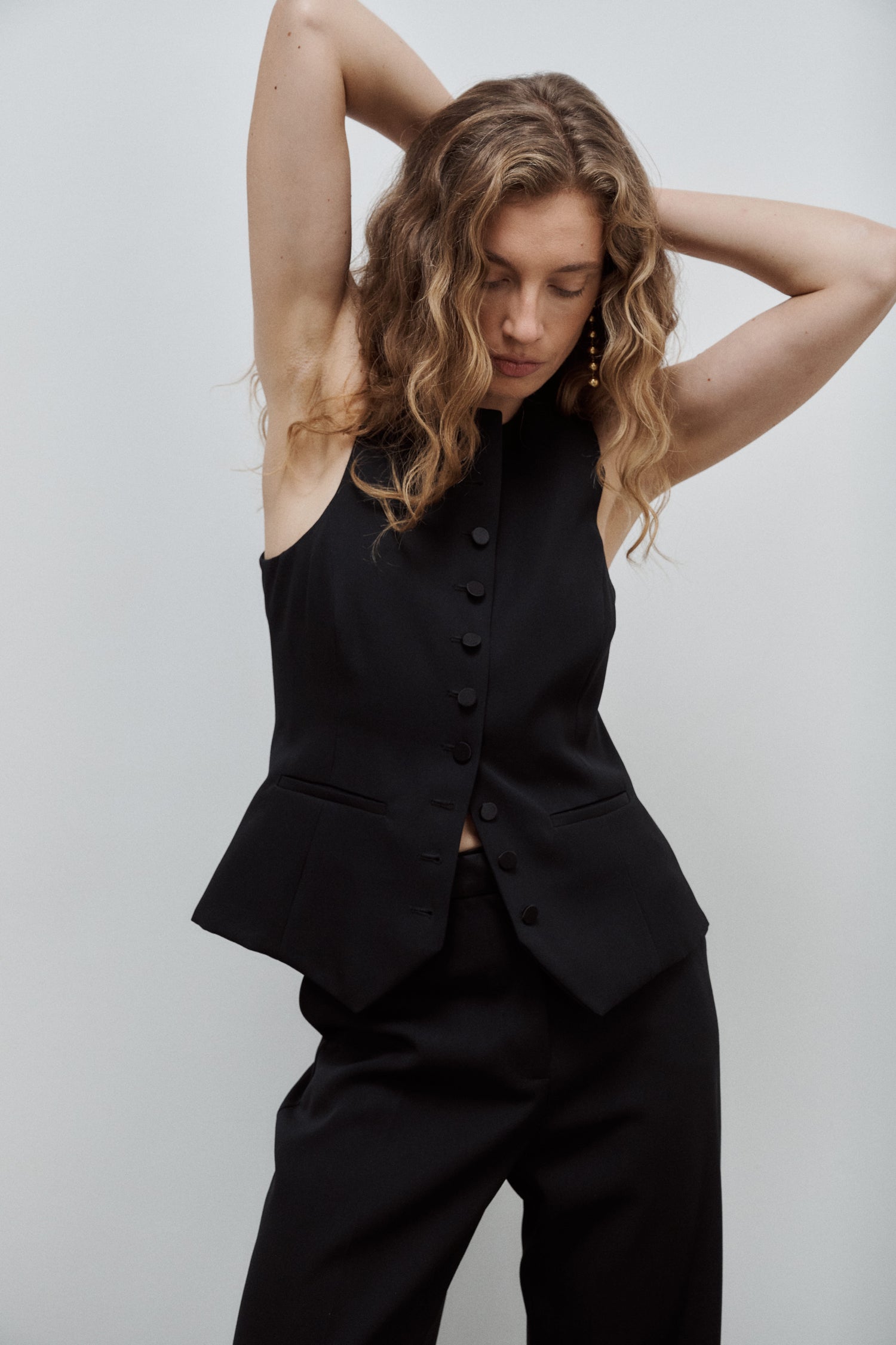 gilet de costume femme grain de poudre et boutons de satin noir Made in France par Facettes Studio