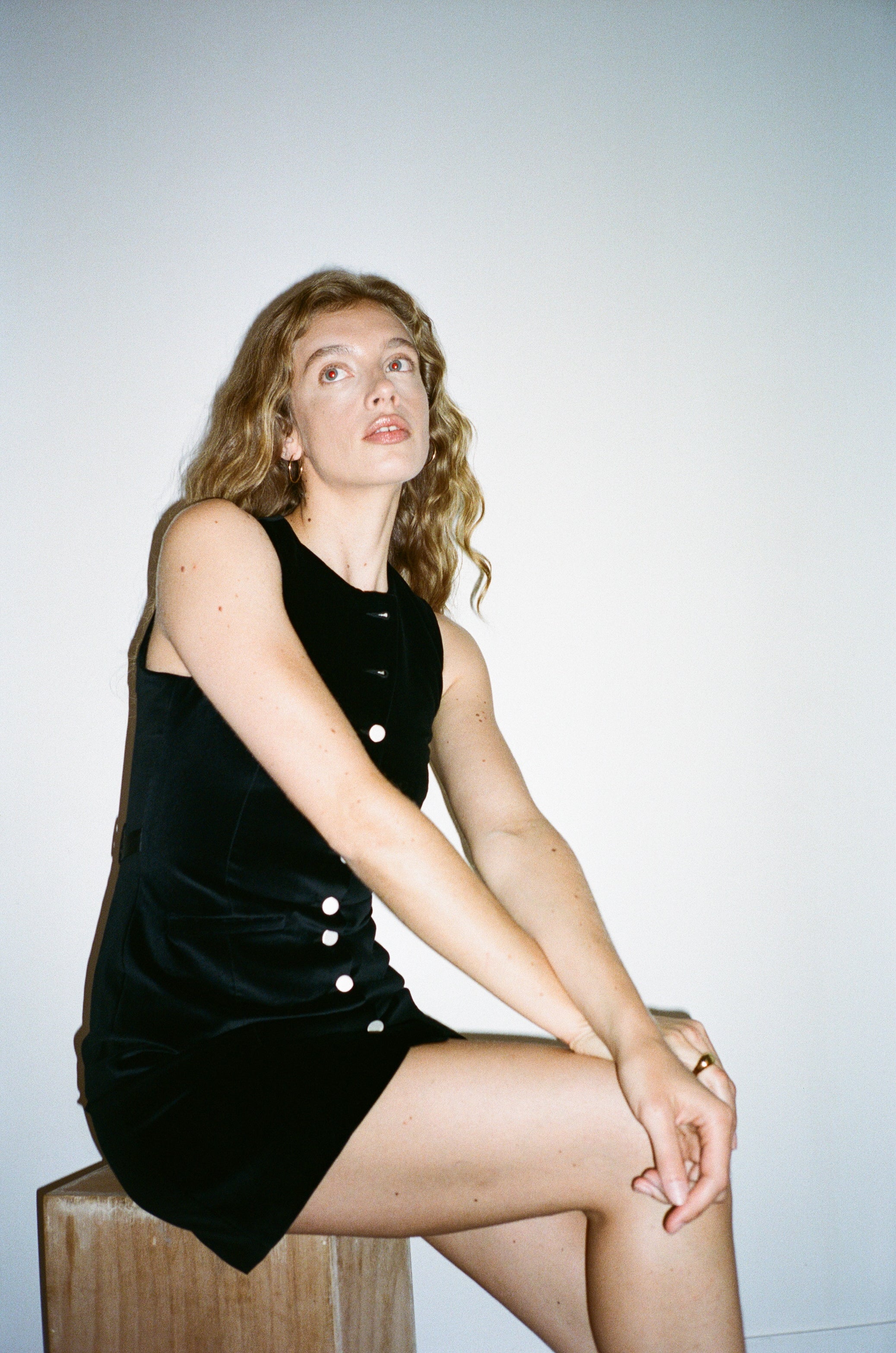 robe courte sans manches Jackie en velours de coton noir et boutons sur le devant en satin de soie blanc - Facettes Studio