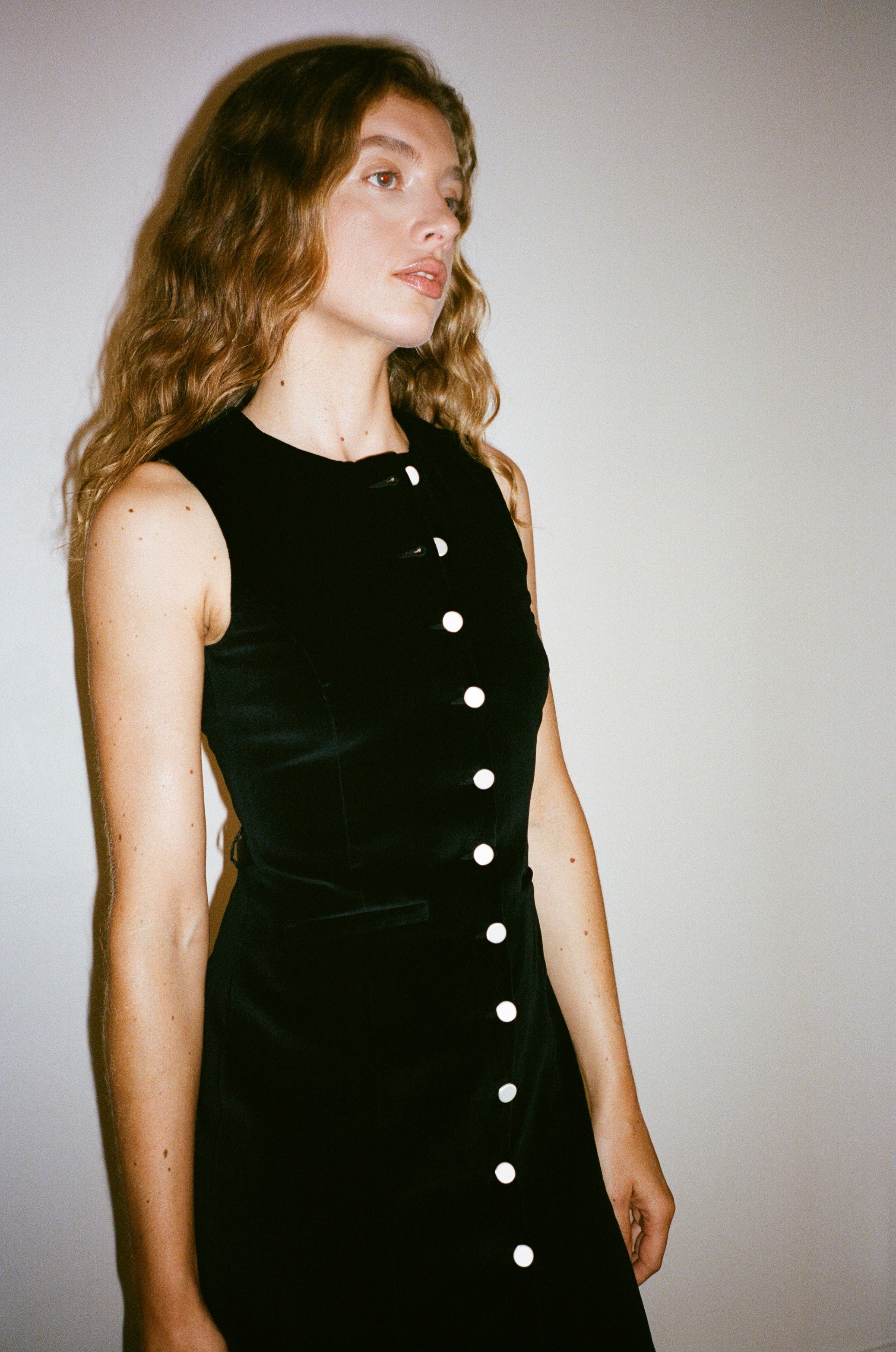 robe courte sans manches Jackie en velours de coton noir et boutons sur le devant en satin de soie blanc - Facettes Studio