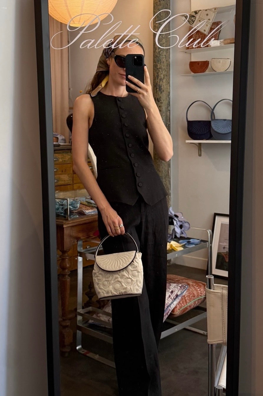 Femmes Facettes Leslie Mugnier portant l'ensemble assorti en lin avec le gilet Monica et le pantalon Bianca