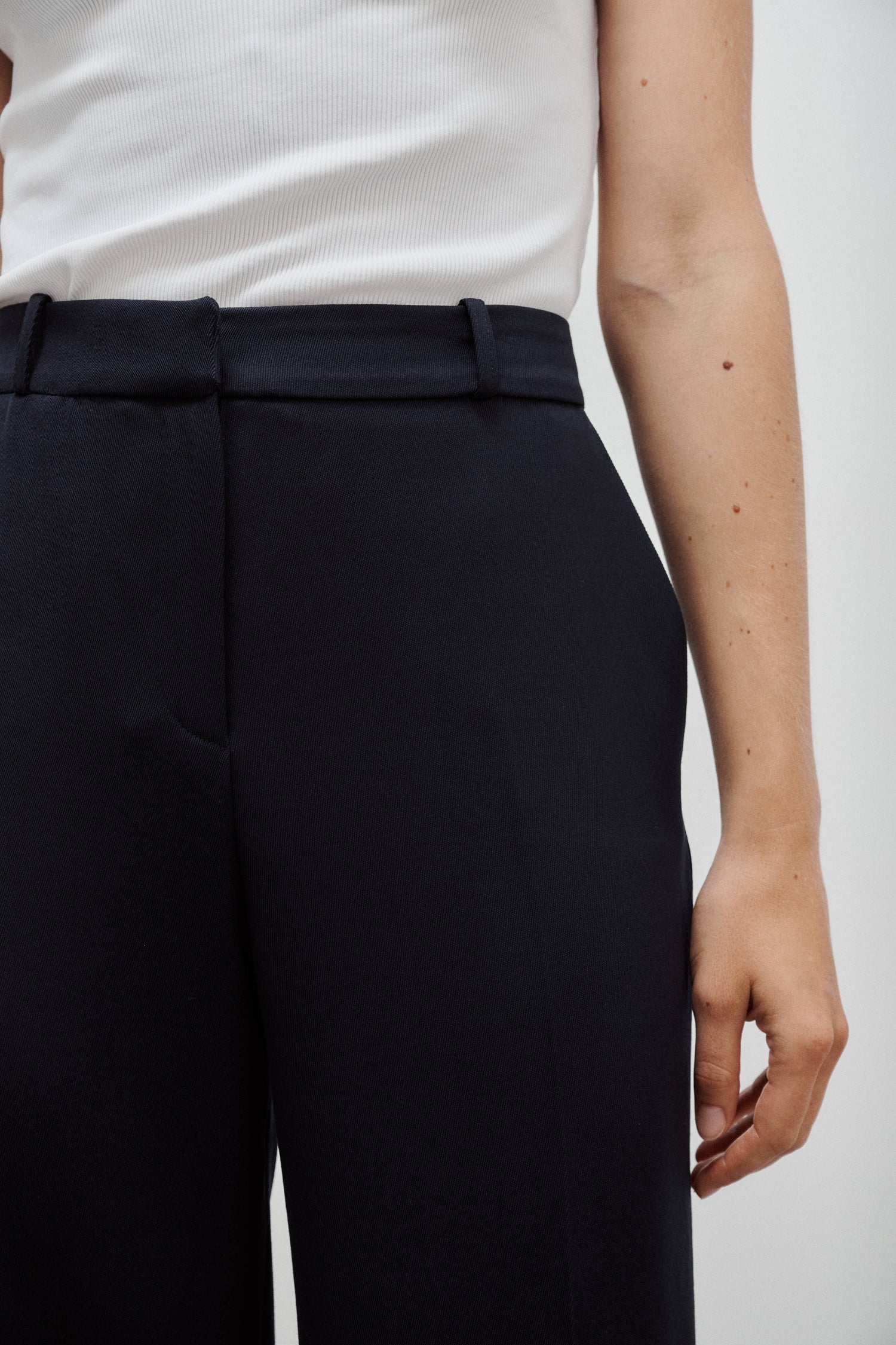 pantalon de tailleur femme en gabardine de laine bleu marine made in France - Facettes Studio
