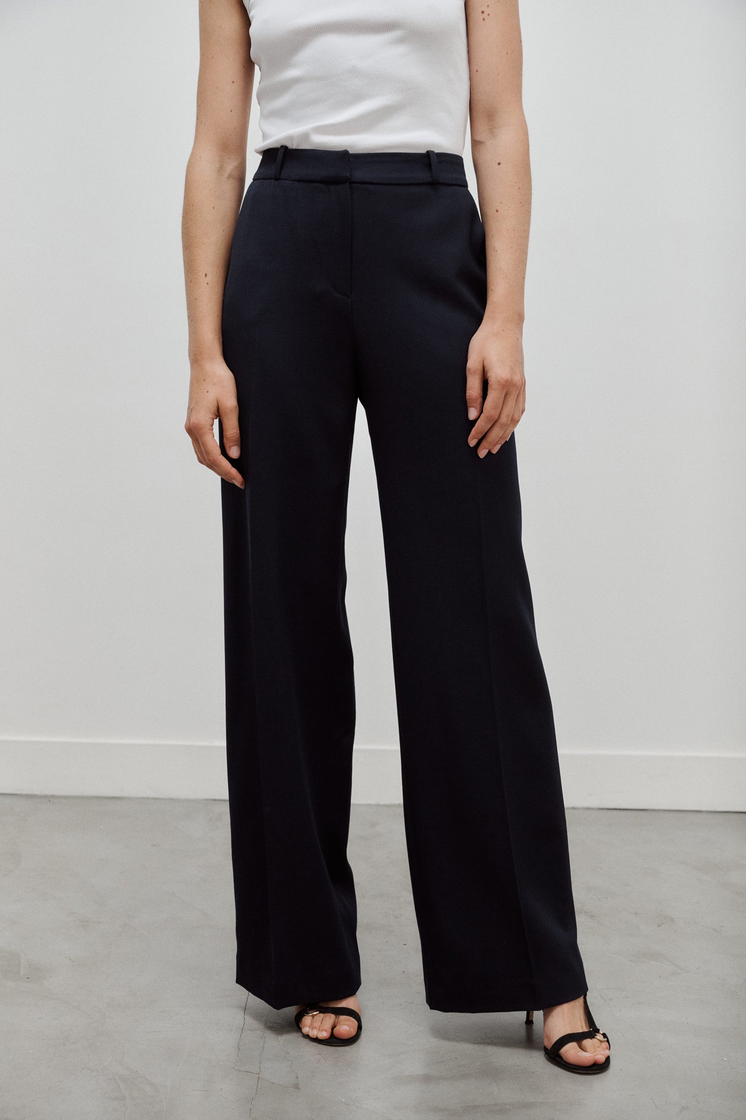 pantalon de tailleur femme en gabardine de laine bleu marine made in France - Facettes Studio